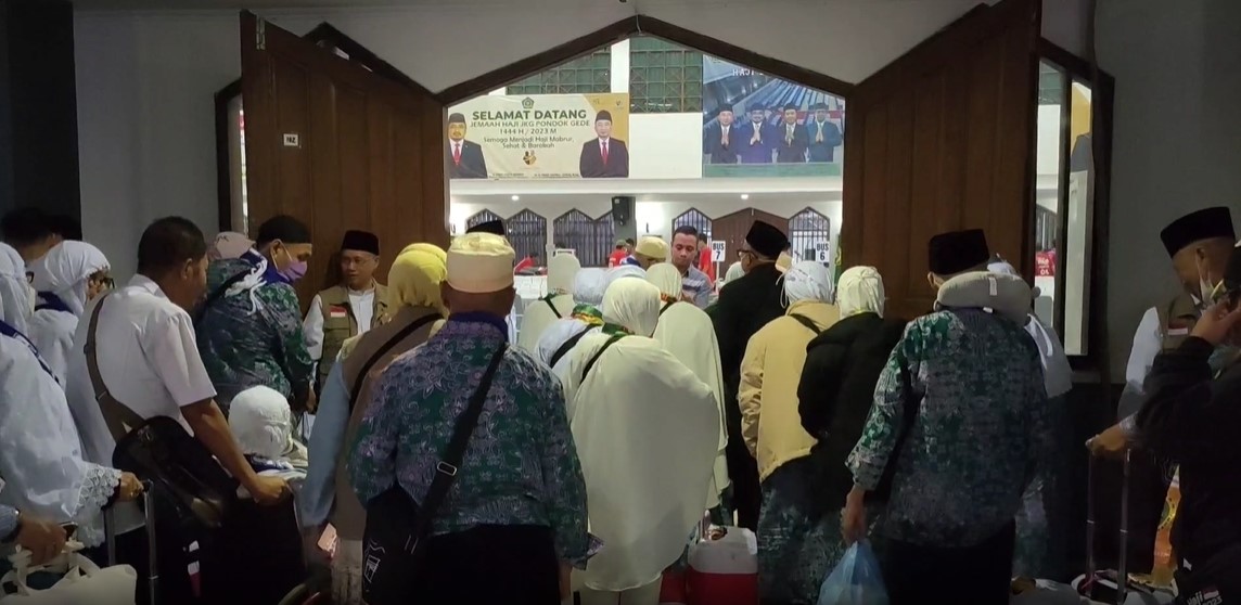 Jemaah haji kloter pertama memasuki gedung aula serba guna 2 Asrama Haji Pondok Gede, Rabu (5/7) dini hari WIB.