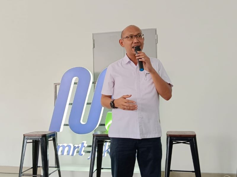 Direktur Utama PT Integrasi Transit Jakarta menjelaskan konsep TOD di kelas MRT Jakarta Fellowship Program 2023 di Transport Hub Dukuh Atas.