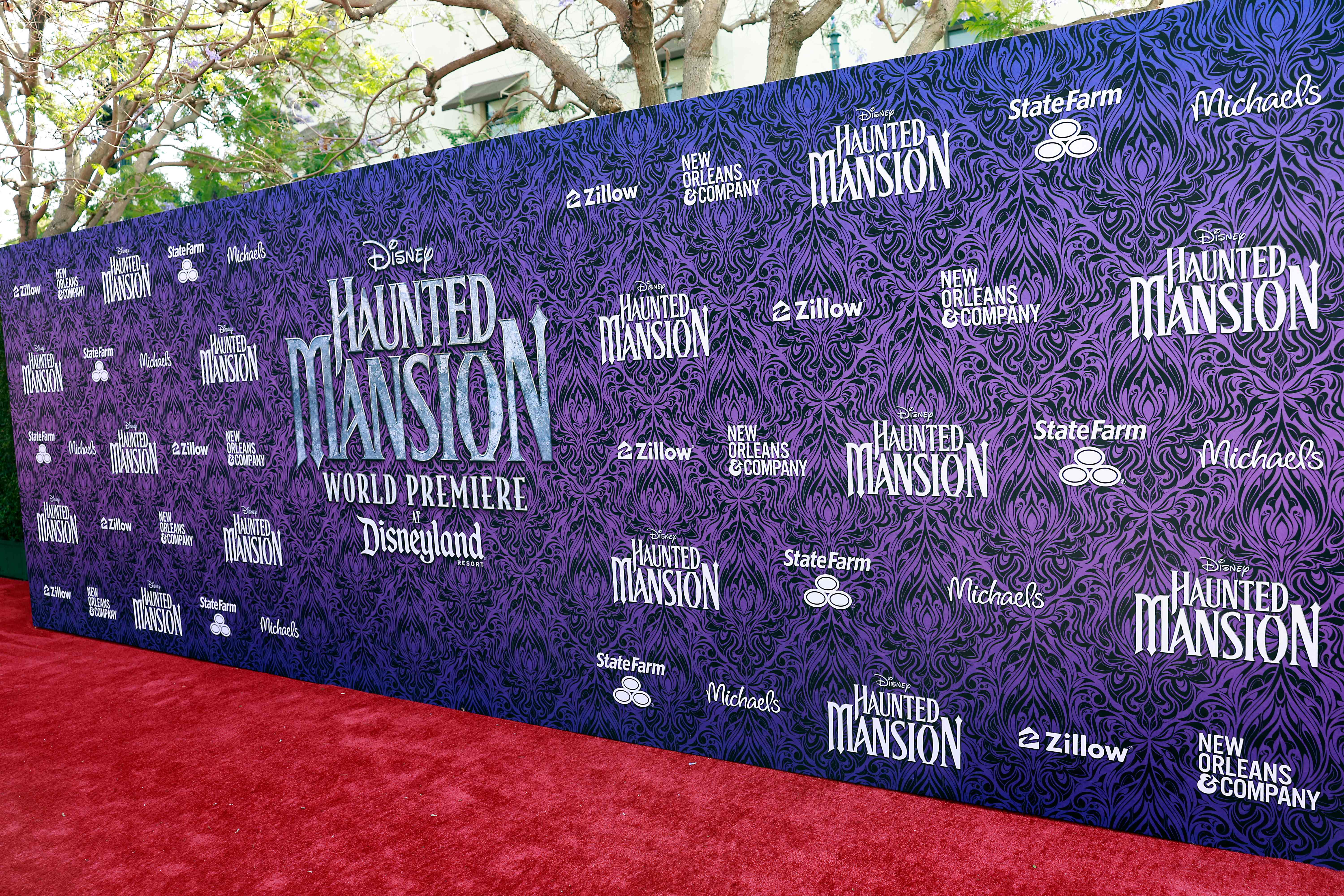 Karpet merah di pemutaran perdana film Haunted Mansion yang kosong karena adanya pemogokan insan perfilman di Hollywood.