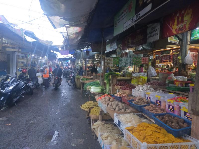 Harga kebutuhan pokok di Kalimantan Selatan mengalami kenaikan, namun masih dinilai wajar dan stabil.