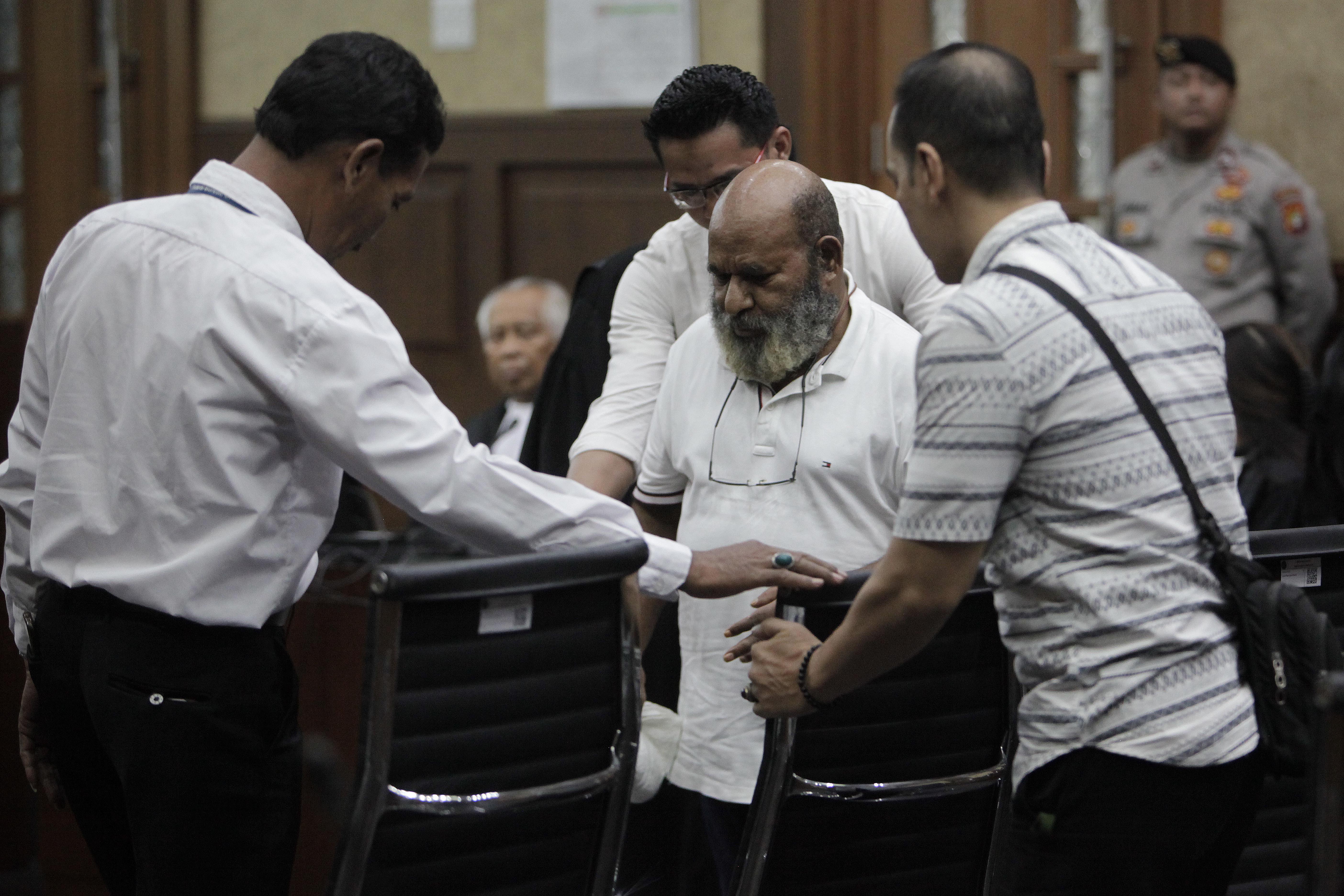 Gubernur nonaktif Papua terdakwa kasus suap Lukas Enembe saat menjalani persidangan di Pengadilan Tipikor Jakarta.