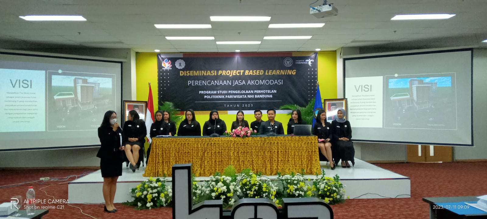 Mahasiswa Politeknik Pariwisata NHI Bandung memaparkan kajian hasil kerja lapangan mereka di Kabupaten Subang