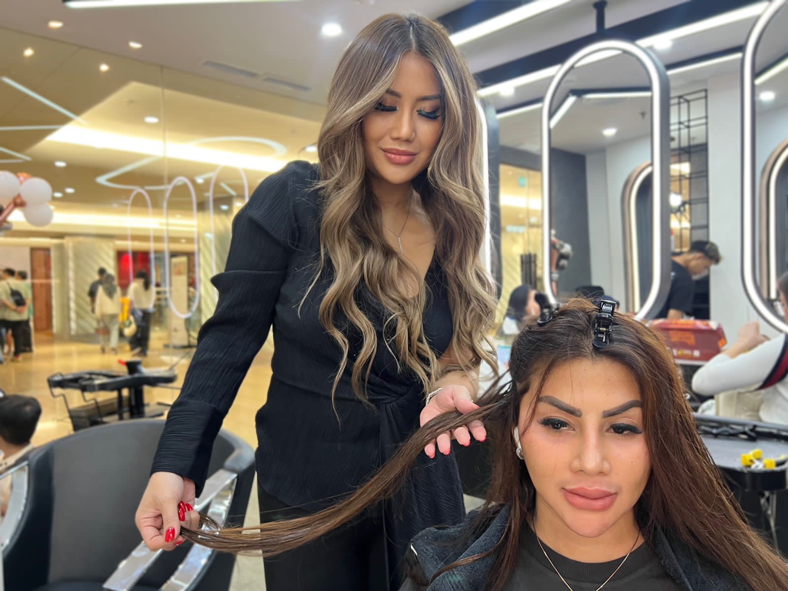  Owner dari Hairtitude, Madame Cindy (kiri).