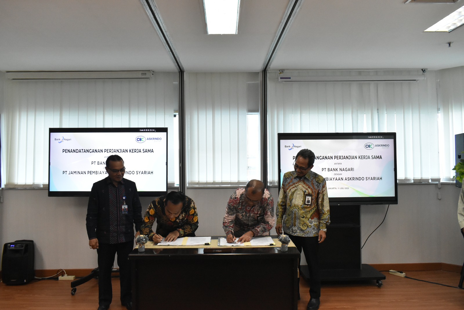Penanda tanganan kerja sama Askrindo Syariah dengan Bank Nagari.