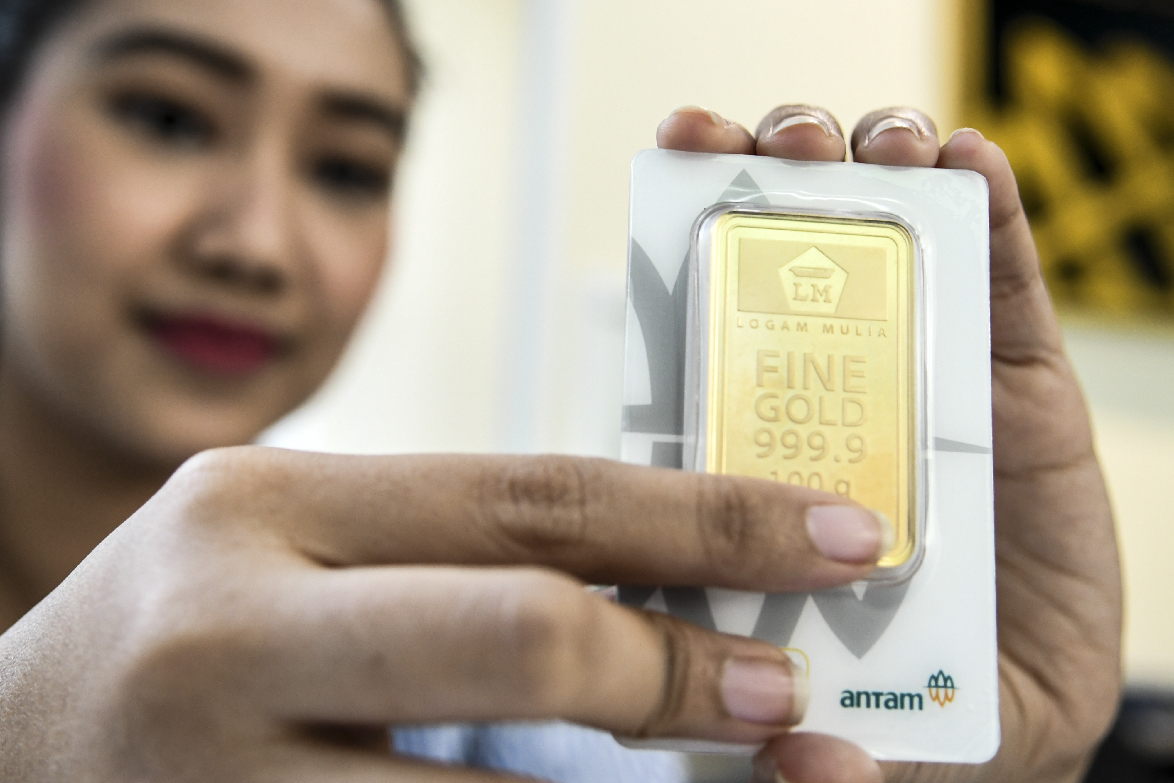 Petugas menunjukkan sampel emas batangan di Butik Emas Logam Mulia, Jakarta, Selasa (3/9/2019).