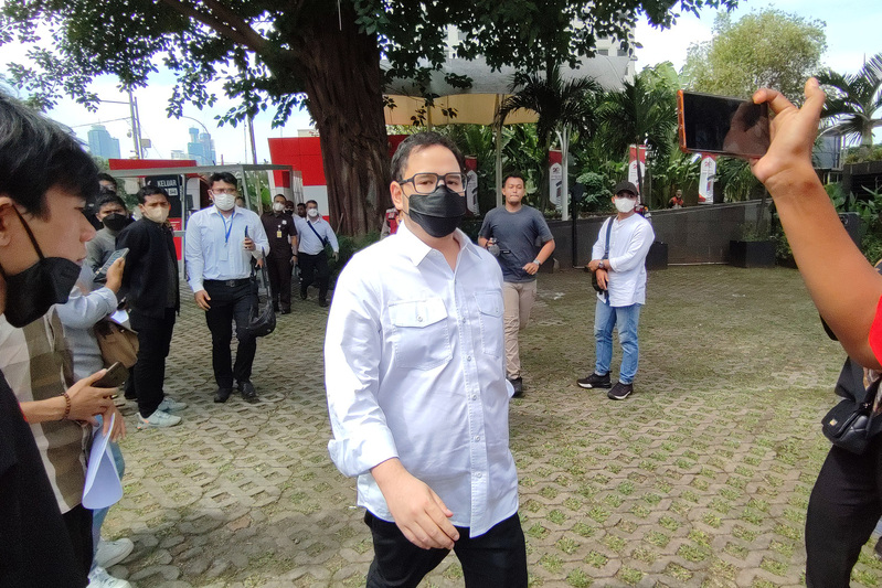 Tersangka kepemilikan senjata api ilegal yang masih buron Mahendra Dito Sampurno  atau Dito Mahendra.