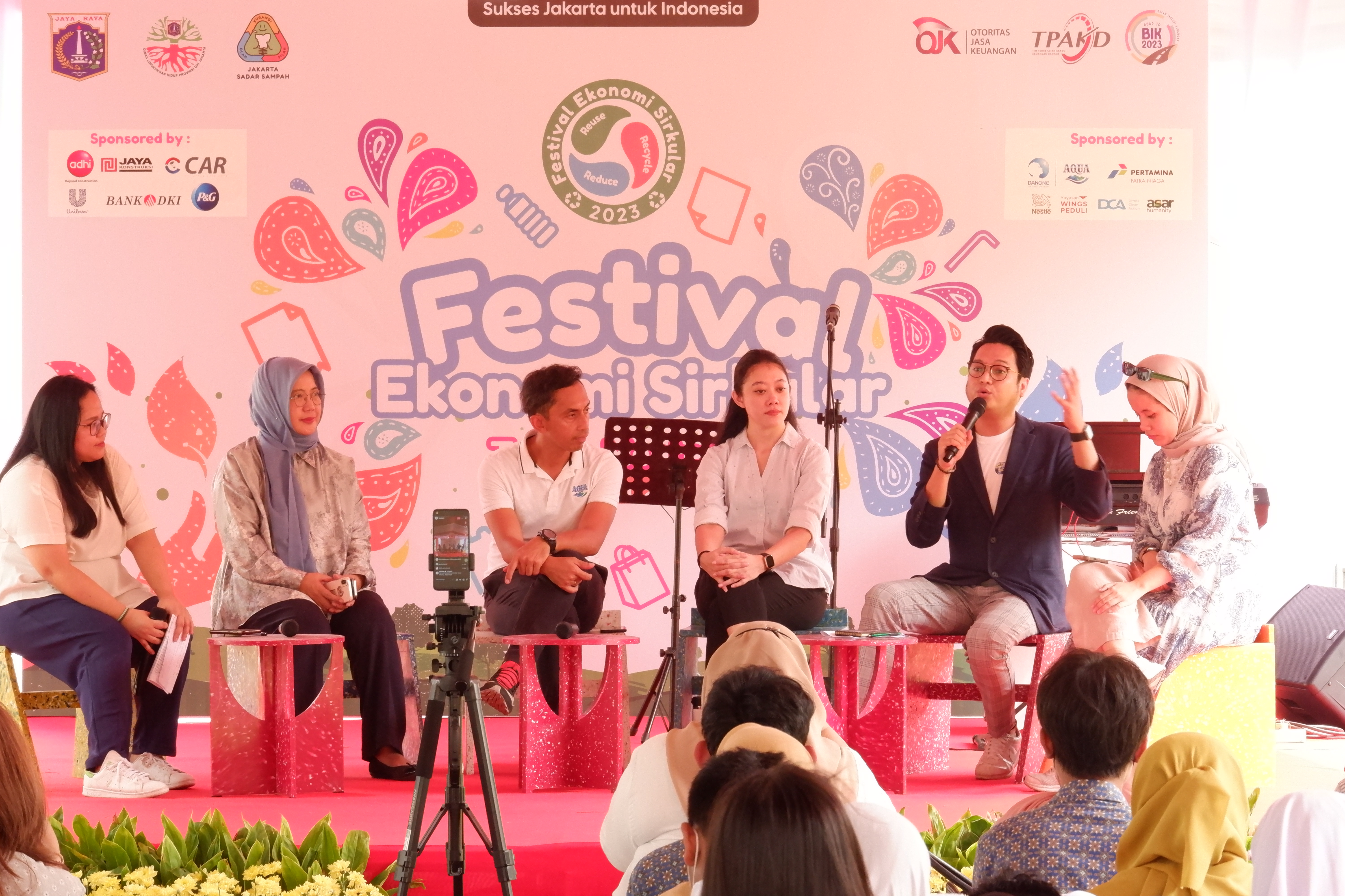 Ariandes Veddytaro, Senior Brand Manager and Sustainability Champion, P&G Indonesia, pada acara Festival Ekonomi Sirkular 2023