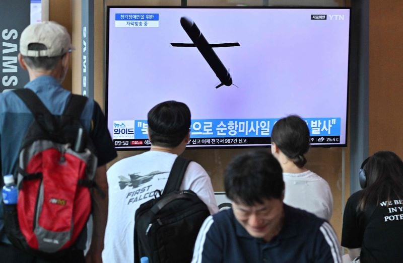 Warga menonton peluncuran rudal Korea Utara melalui televisi.