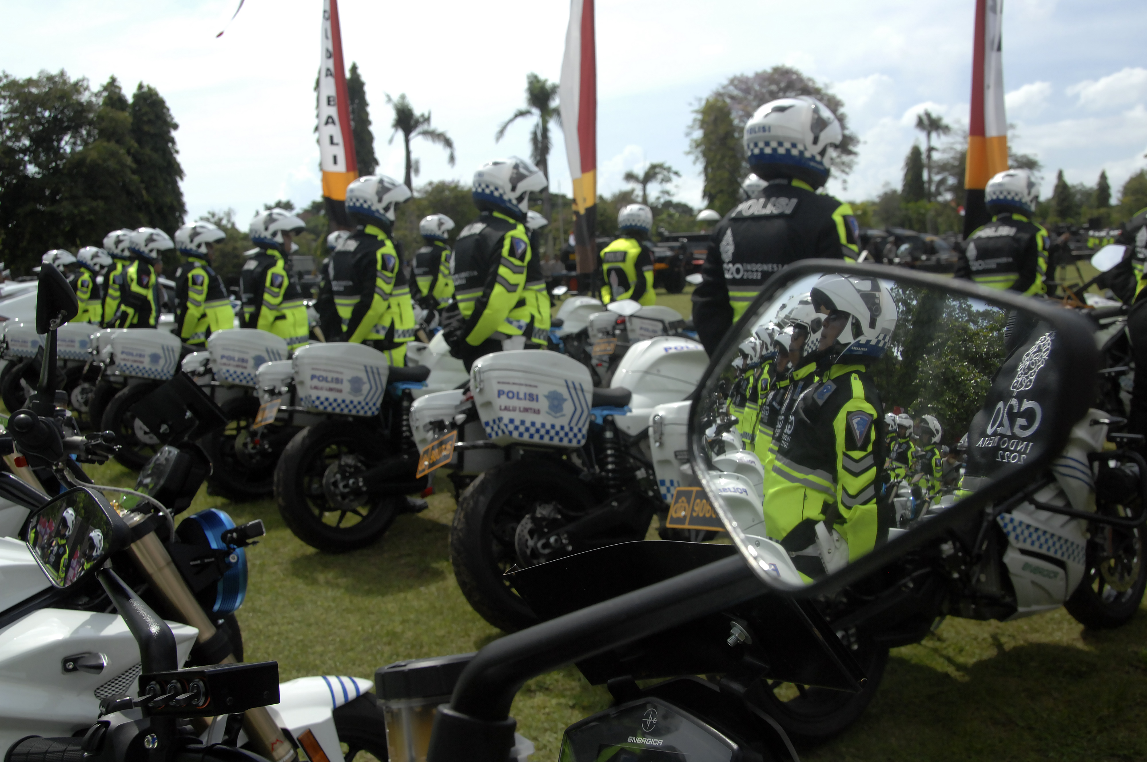 Anggota Polisi Lalu Lintas Polri mengikuti apel gelar pasukan.