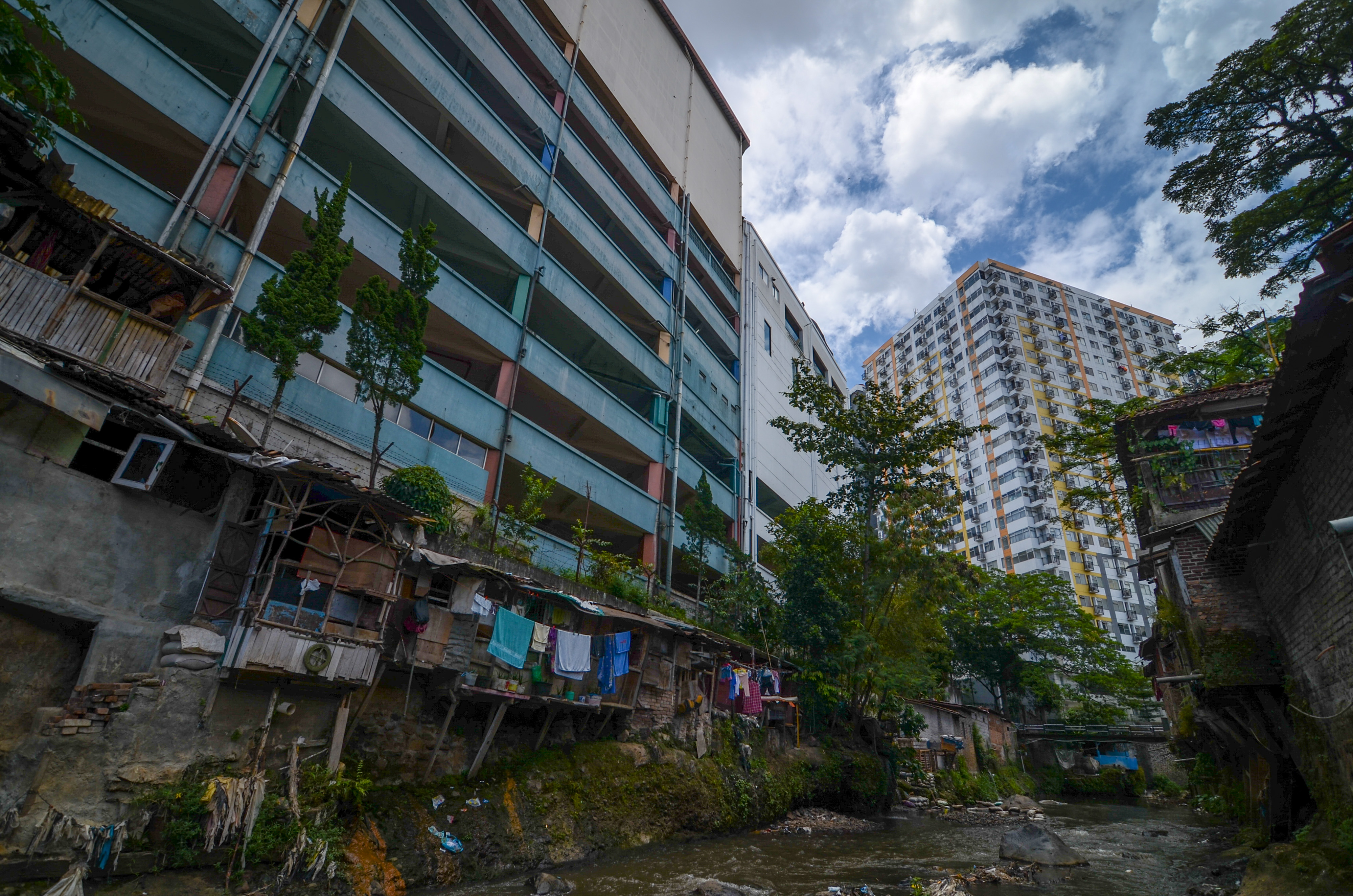  Suasana permukiman kumuh di belakang Mall Cihampelas Walk, Bandung, Jawa Barat, Sabtu (10/2/2018).
