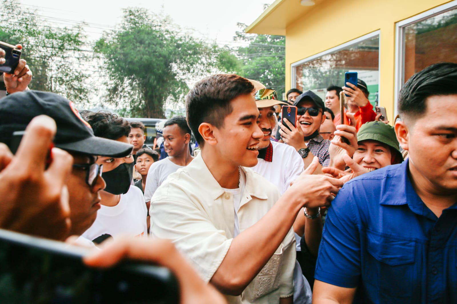 Kaesang Pangarep dalam pembukaan gerai Sang Pisang di Depok.