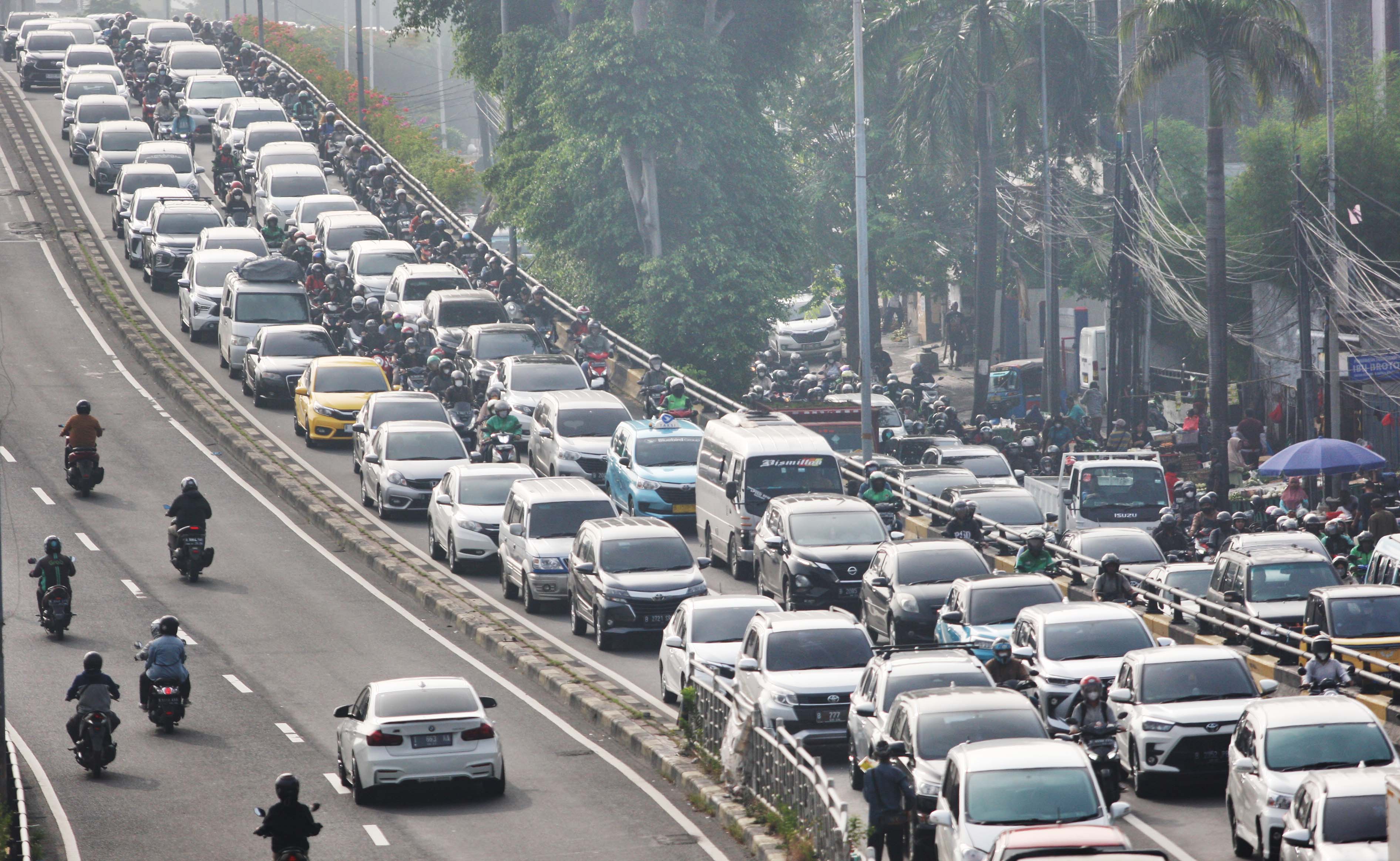 Kemacetan panjang lalu lintas kendaraan dari jalan layang Kampung Melayu hingga turunan Kasablanka saat jam berangkat kerja 