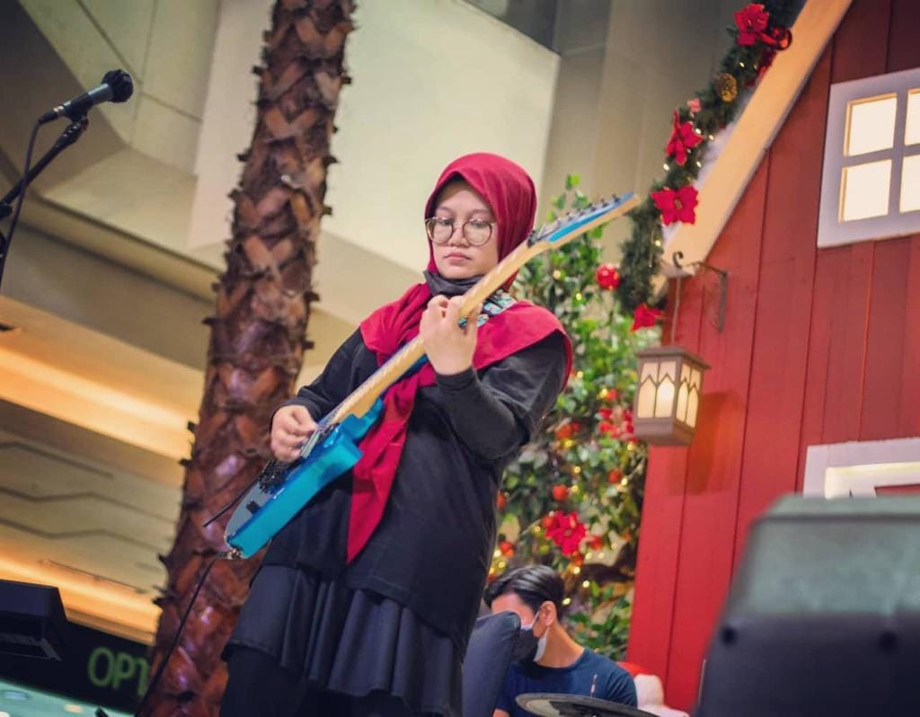  Chindrika Girrandi Andyari tampil di sebuah acara