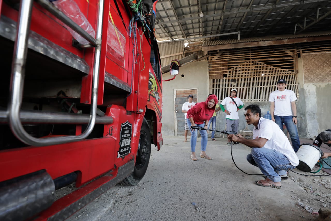Bantuan dongkrak untuk sopir truk di Indramayu