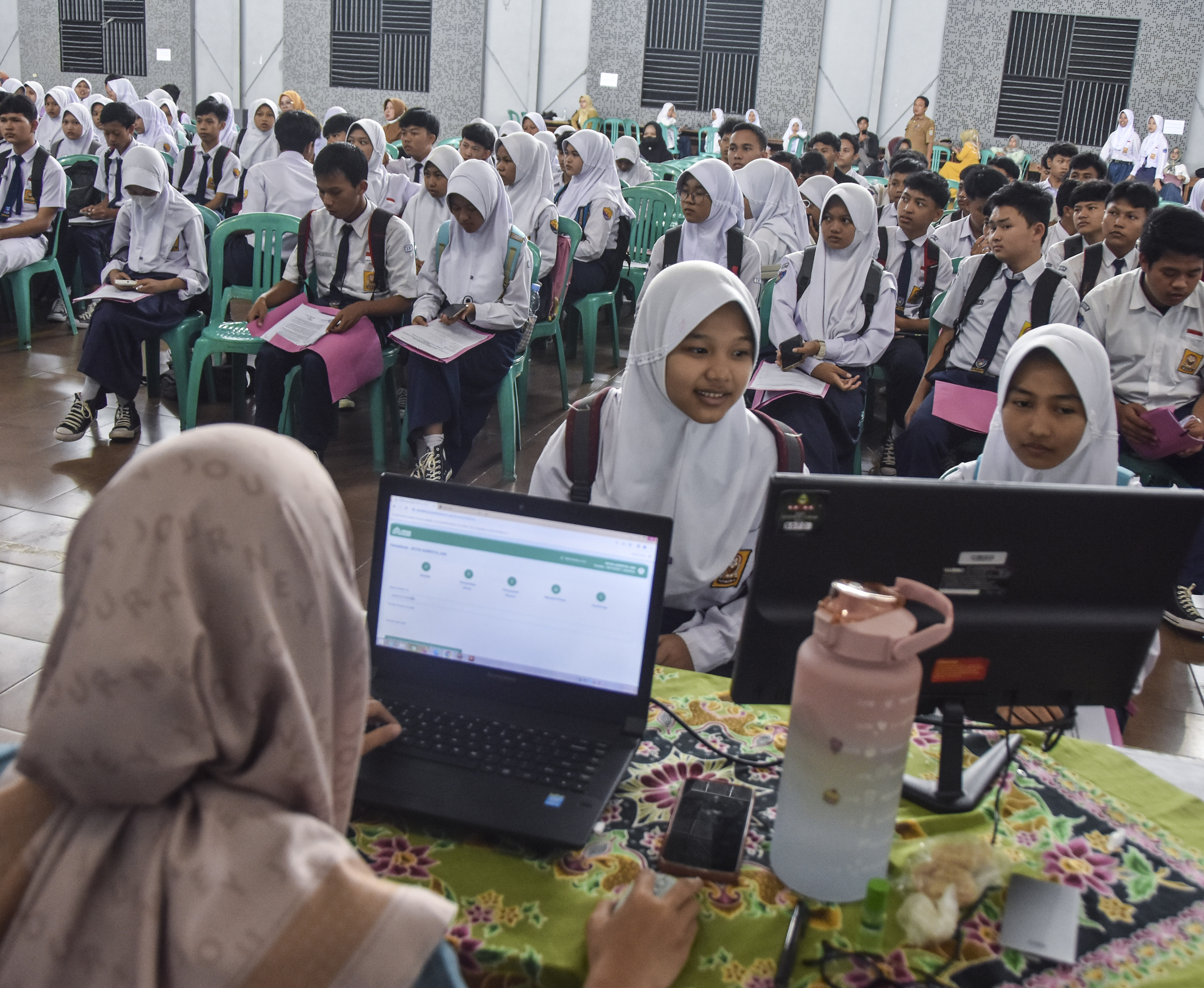 Penerimaan Peserta Didik Baru (PPDB) 2023 di SMKN 1 Ciamis, Jawa Barat.