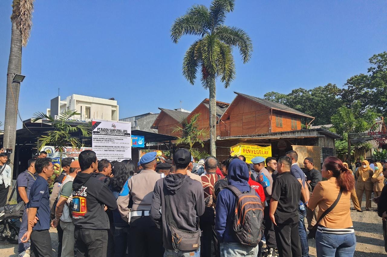Suasana penyegelan lahan di Jalan Martadinata, Kota Bandung