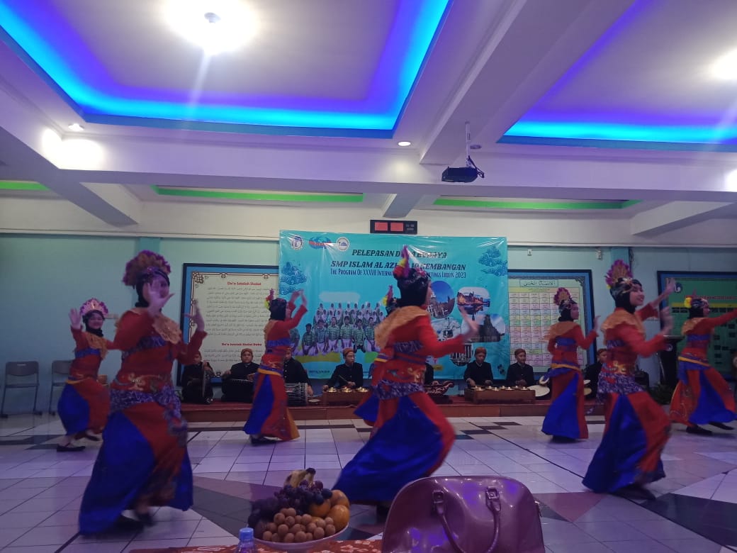 Siswa SMP Islam Al Azhar 10 Kembangan berlatih sebelum tampil di Polandia