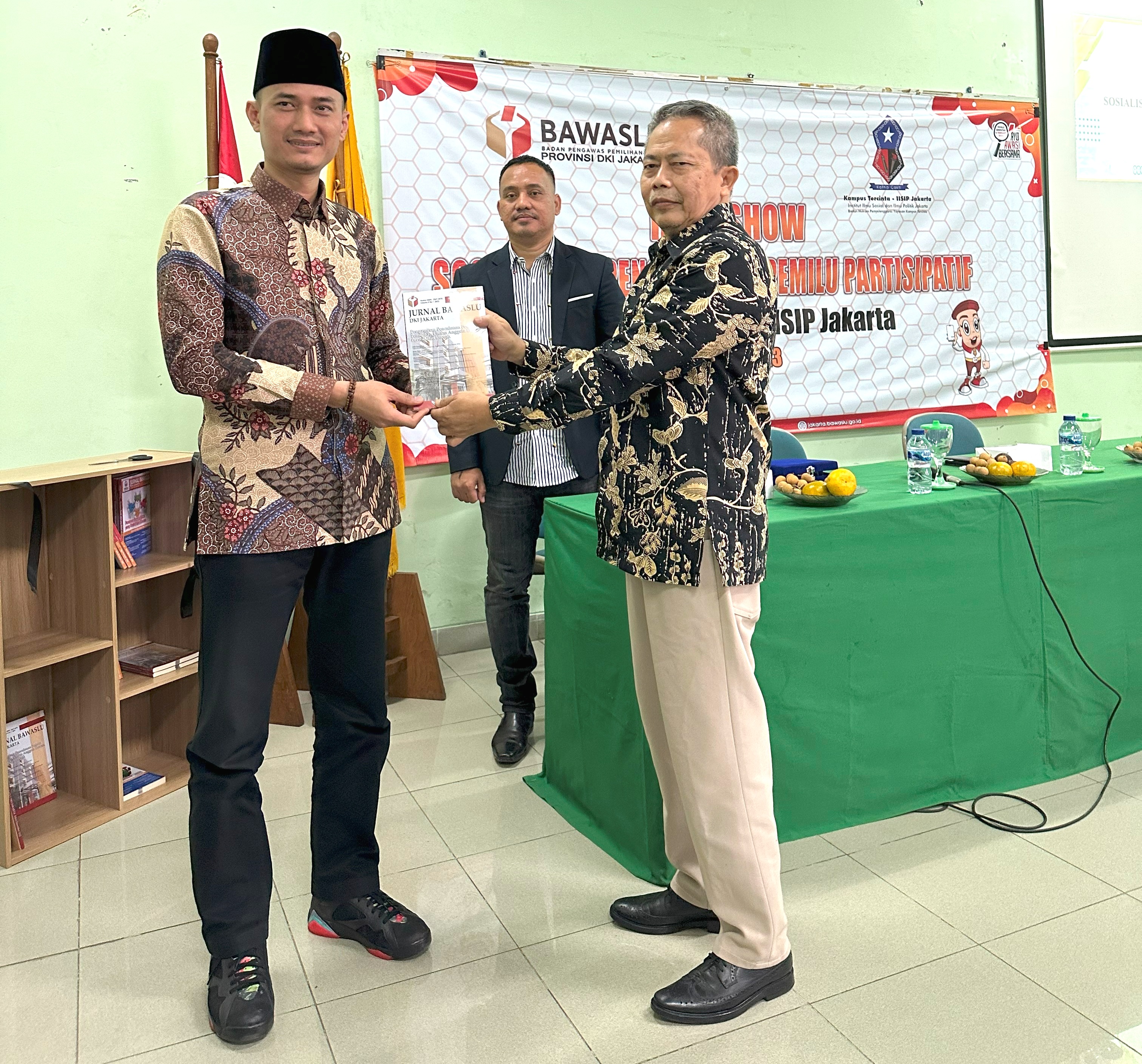 Ketua Bawaslu DKI Jakarta Munandar Nugraha dan Wakil Rektor Bidang Kemahasiswaan IISIP Jakarta Omar Abidin Gilang.