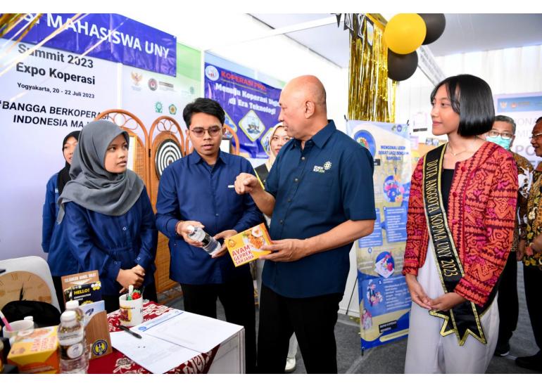 Menkop UKM Teten Masduki di National Cooperative Summit 2023 di GOR SMA Muhammadiyah 1 Yogyakarta