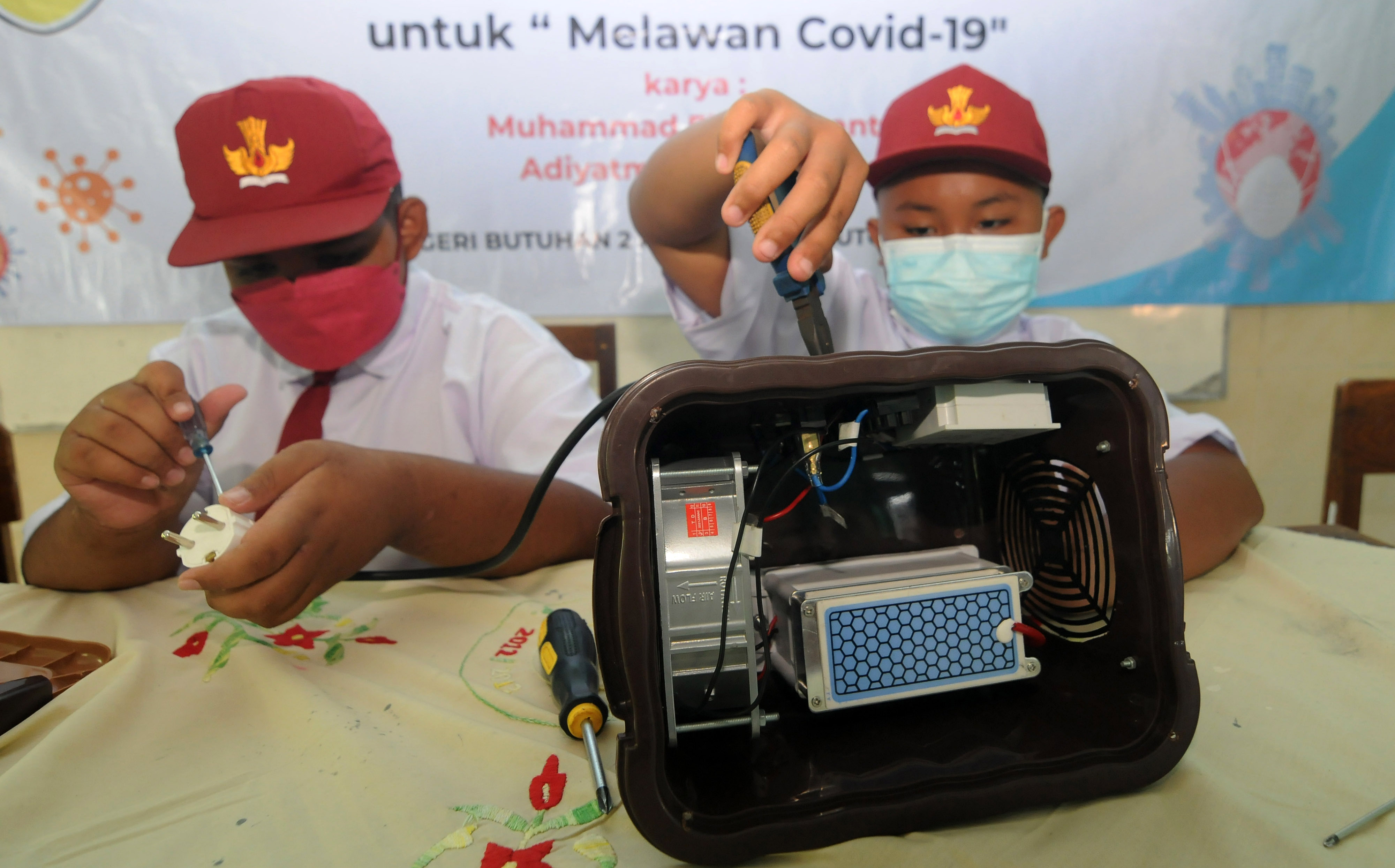 Siswa sekolah dasar di Klaten, Jawa Tengah, sedang merakit mesin pembuat ozon