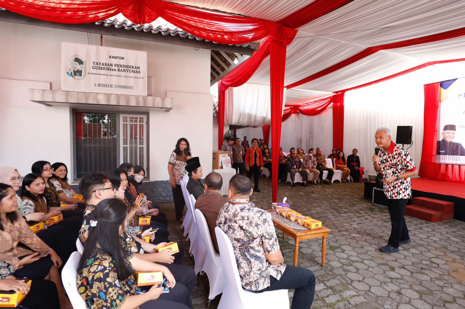 GUBERNUR Jawa Tengah Ganjar Pranowo, memberikan bantuan keuangan senilai Rp150 juta kepada Kampus Politeknik Gusdurian 