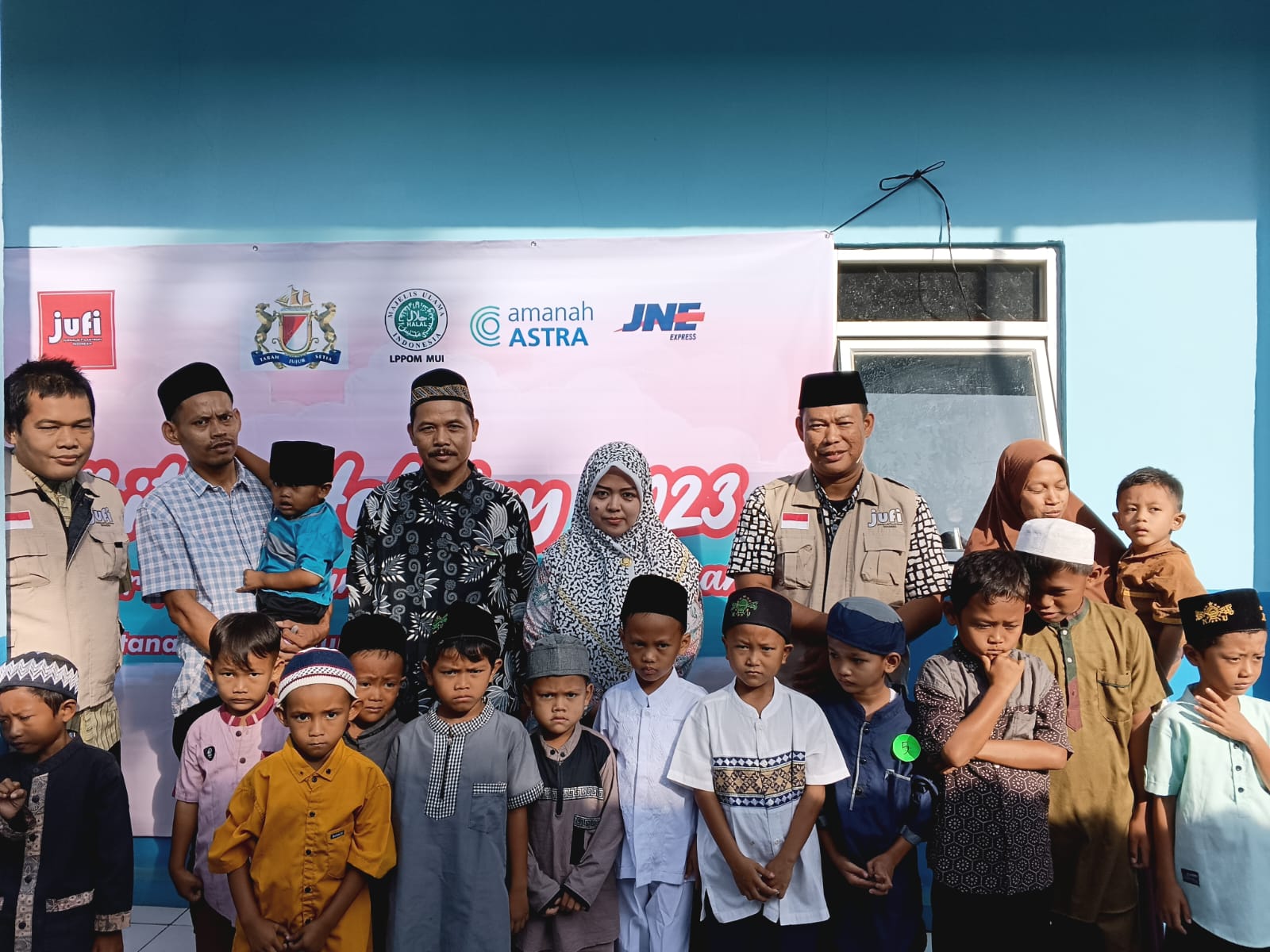 Khitanan massal yang diselenggarakan Jurnalis Filantropi Indonesia di Desa Gobang Bogor, Jawa Barat, Selasa (11/7).