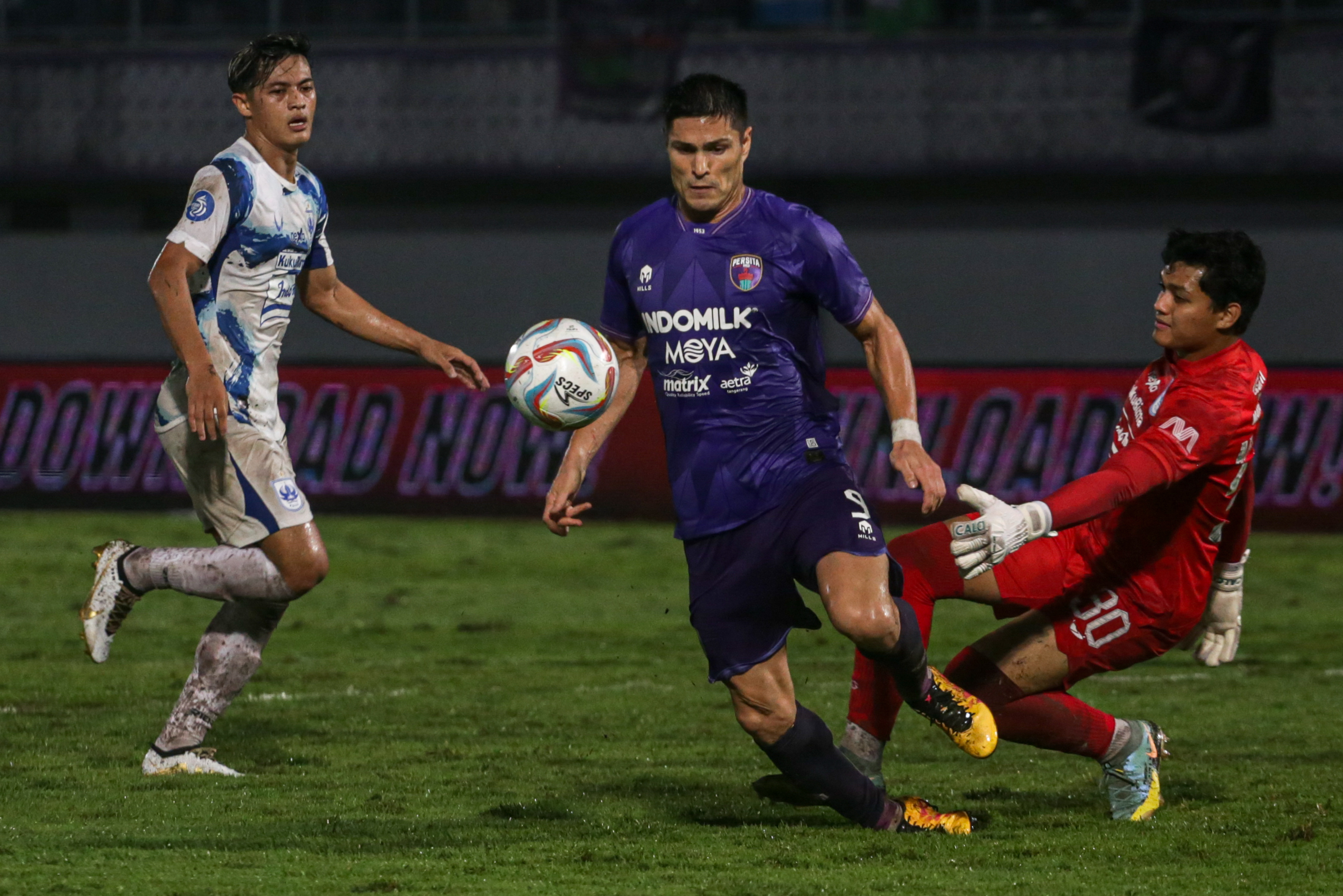 Pesepak bola Persita Tangerang Ramiro Fergonzi (tengah) berusaha melewati penjaga gawang PSIS Semarang Adi Satryo (kanan) pada pertandingan 