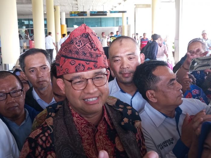 Bakal calon presiden Anies Rasyid Baswedan dihadiahi lacak bermotif batik Jambi disambut histeria ratusan relawan pendukungnya. 