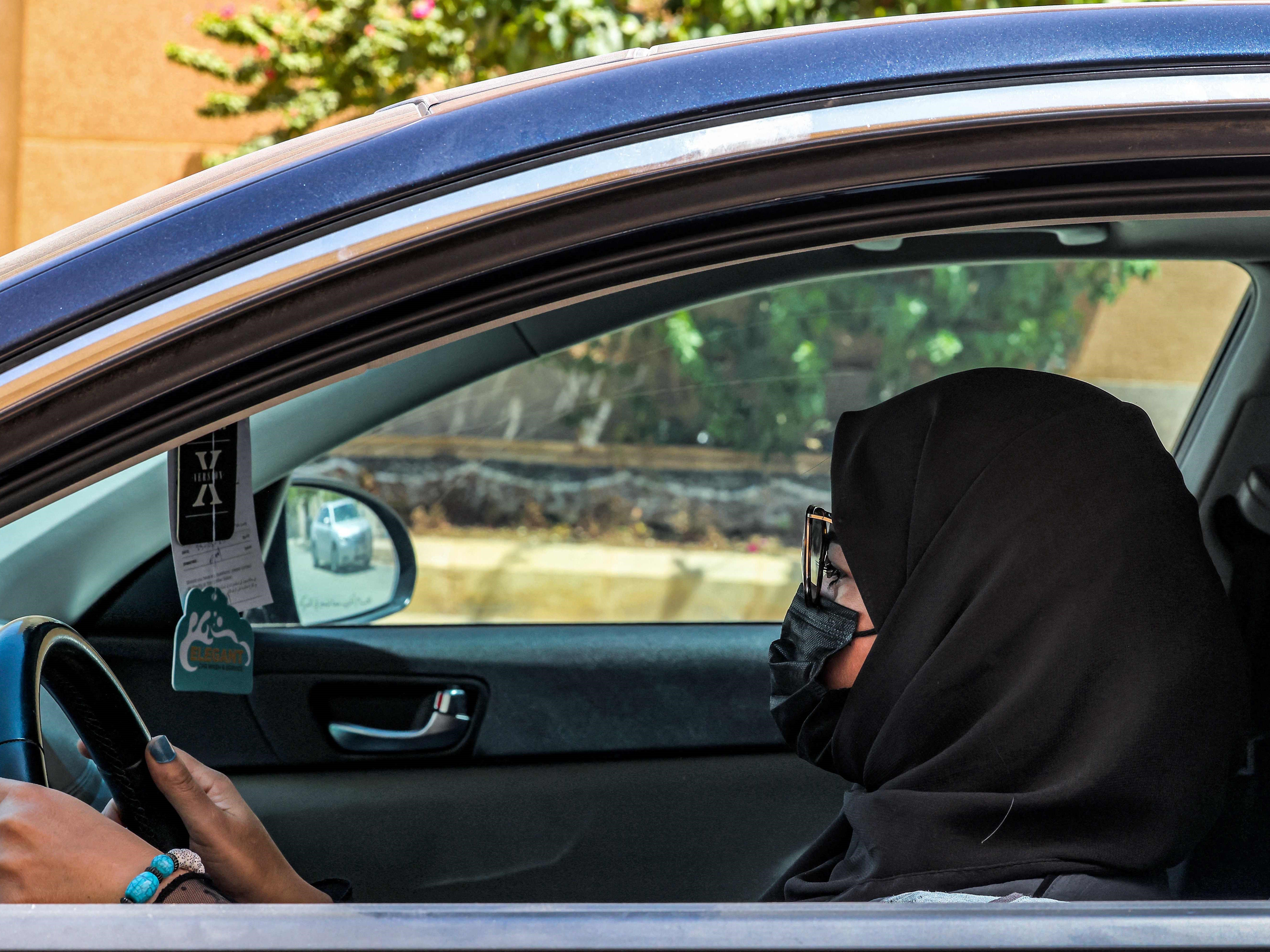 Seorang wanita mengendarai kendaraan di sepanjang jalan di Riyadh pada 5 Juli 2023. 