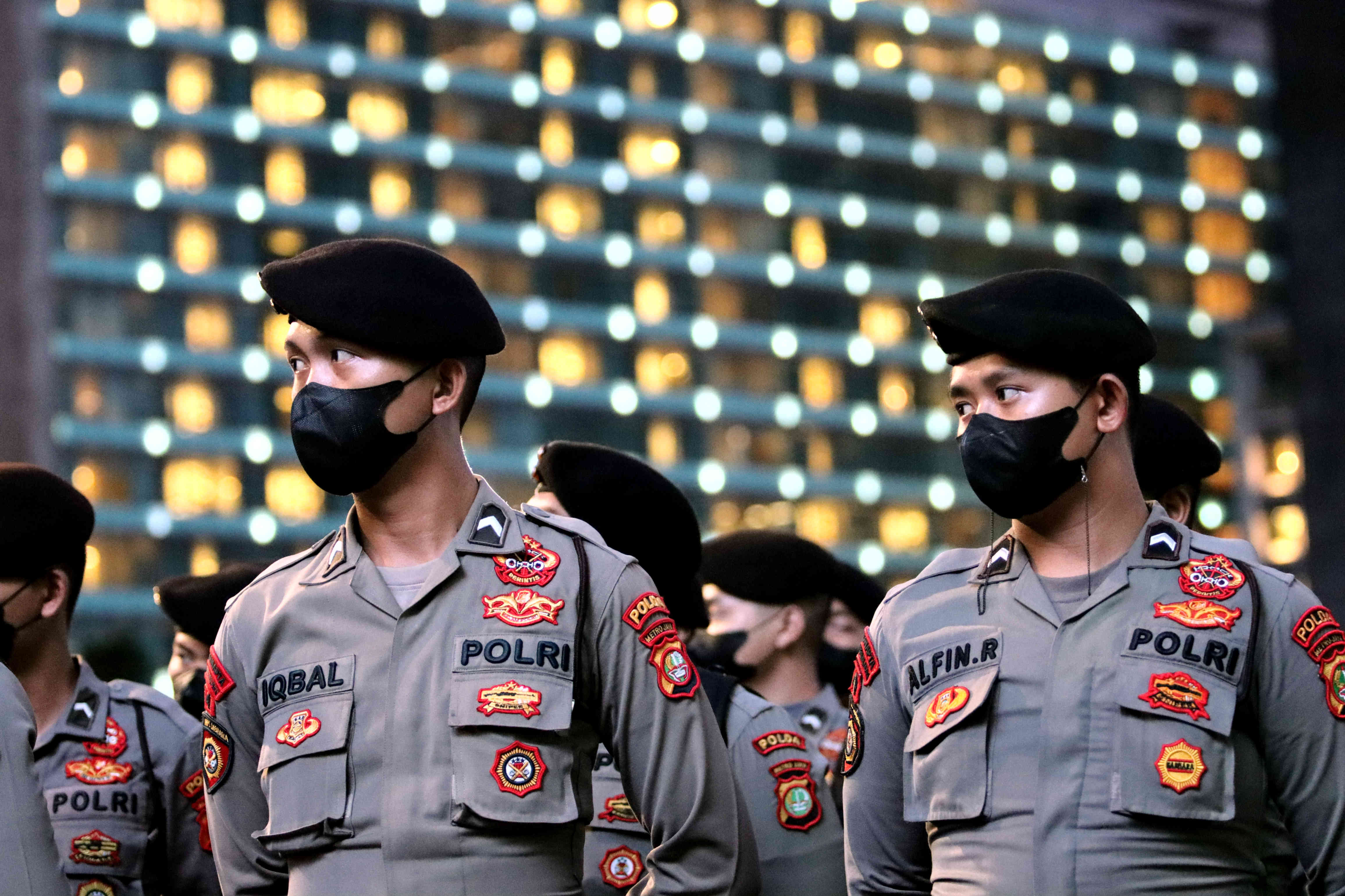 Personel Gabungan TNI - Polri, melaksanakan apel pengamanan Tahun Baru 2023, di Pos Polisi Bundaran HI, Jakarta, Sabtu (31/12).