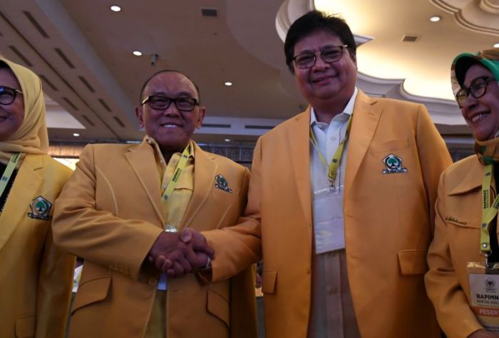 Ketua Umum Partai Golkar Airlangga Hartarto (kanan) berjabat tangan dengan Ketua Dewan Pembina Aburizal Bakrie.