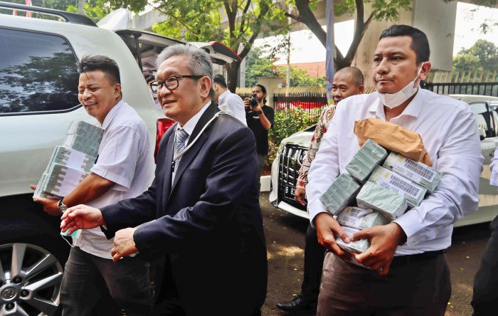 Maqdir Ismail (jas hitam) pengacara Irwan Hermawan dalam kasus korupsi BTS Bakti Kominfo, membawa uang Rp27 miliar ke Kejagung.