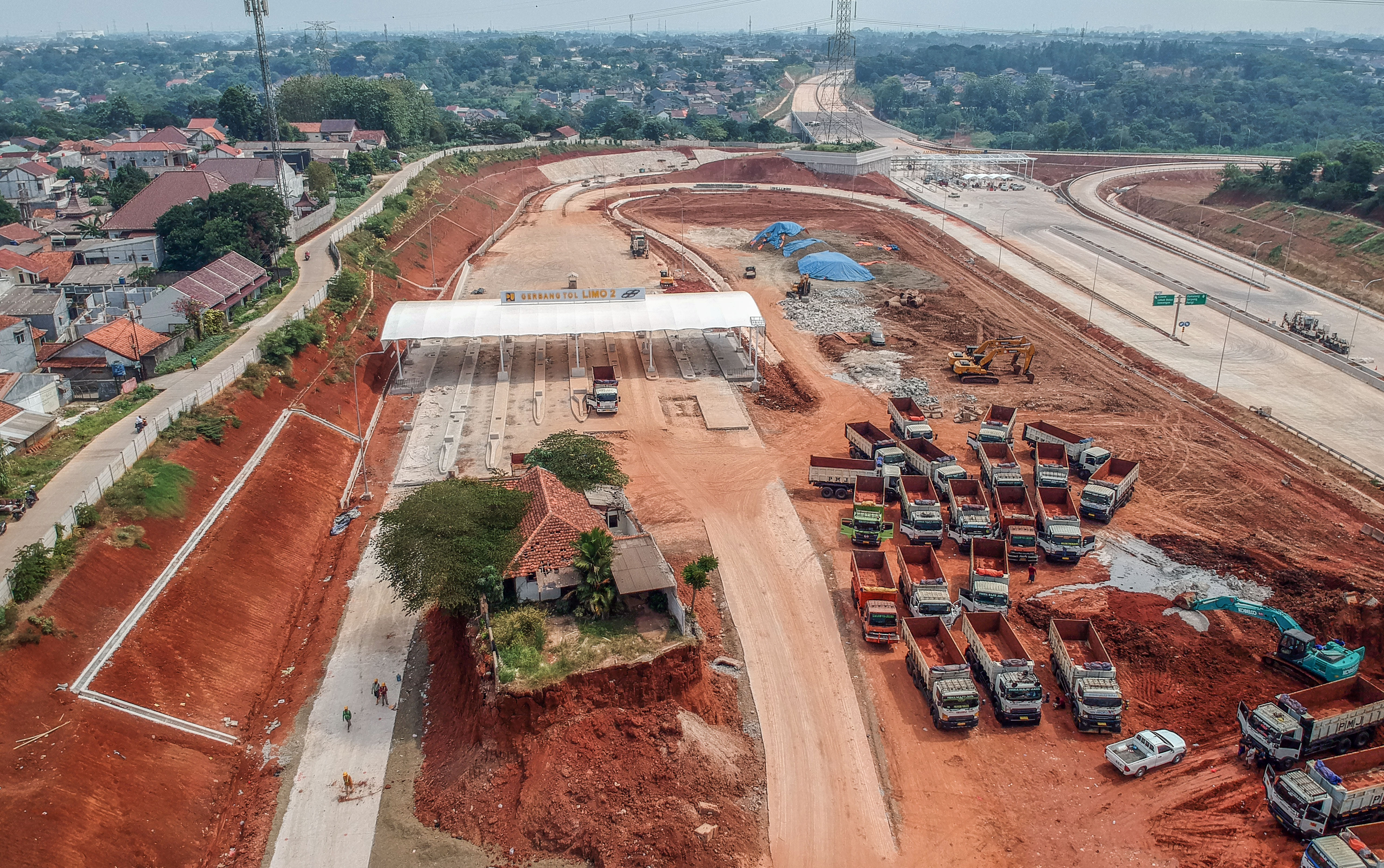 RUMAH DI TENGAH PROYEK TOL CIJAGO