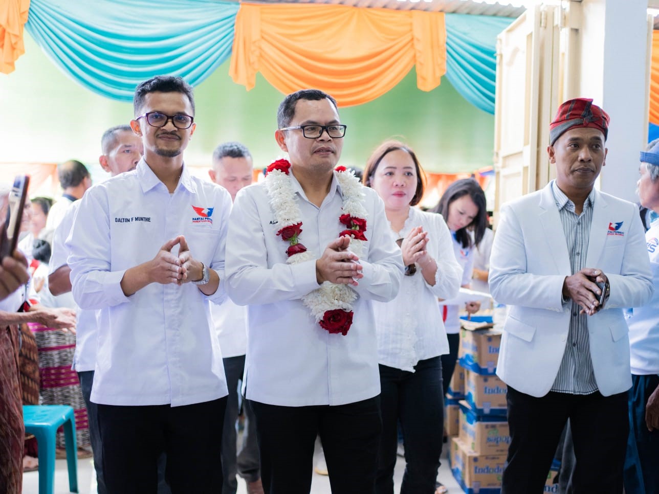 Arnod Sihite saat meresmikan Posko Relawan dalam rangka Pemenangan Pileg 2024 di Dapil Sumut II