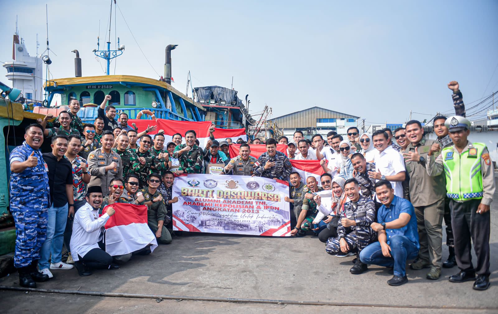 Bakti sosial dan pembagian bendera Merah Putih oleh lulusan akademi TNI, Kepolisian, dan IPDN.