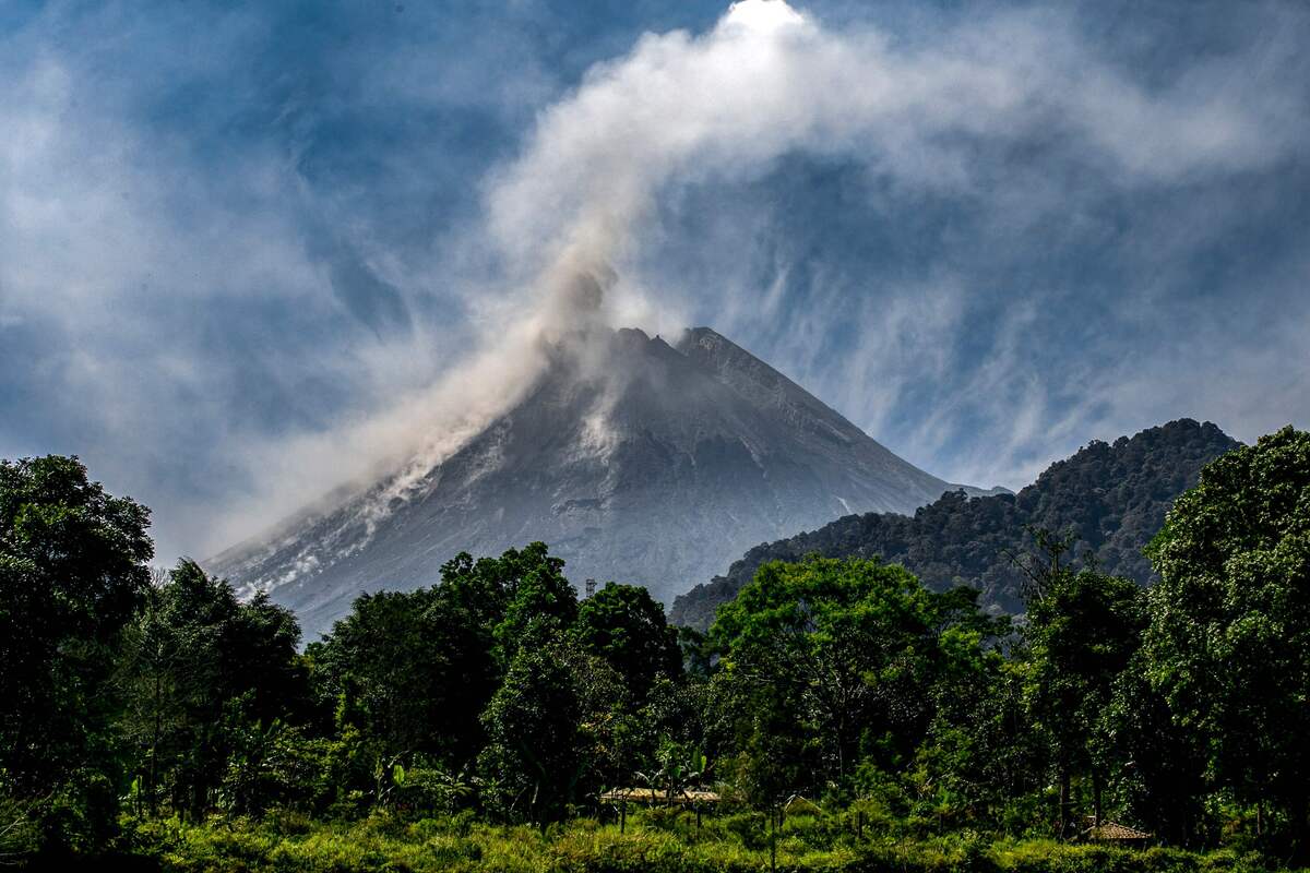 Gunung Merapi luncurkan awan panas.
