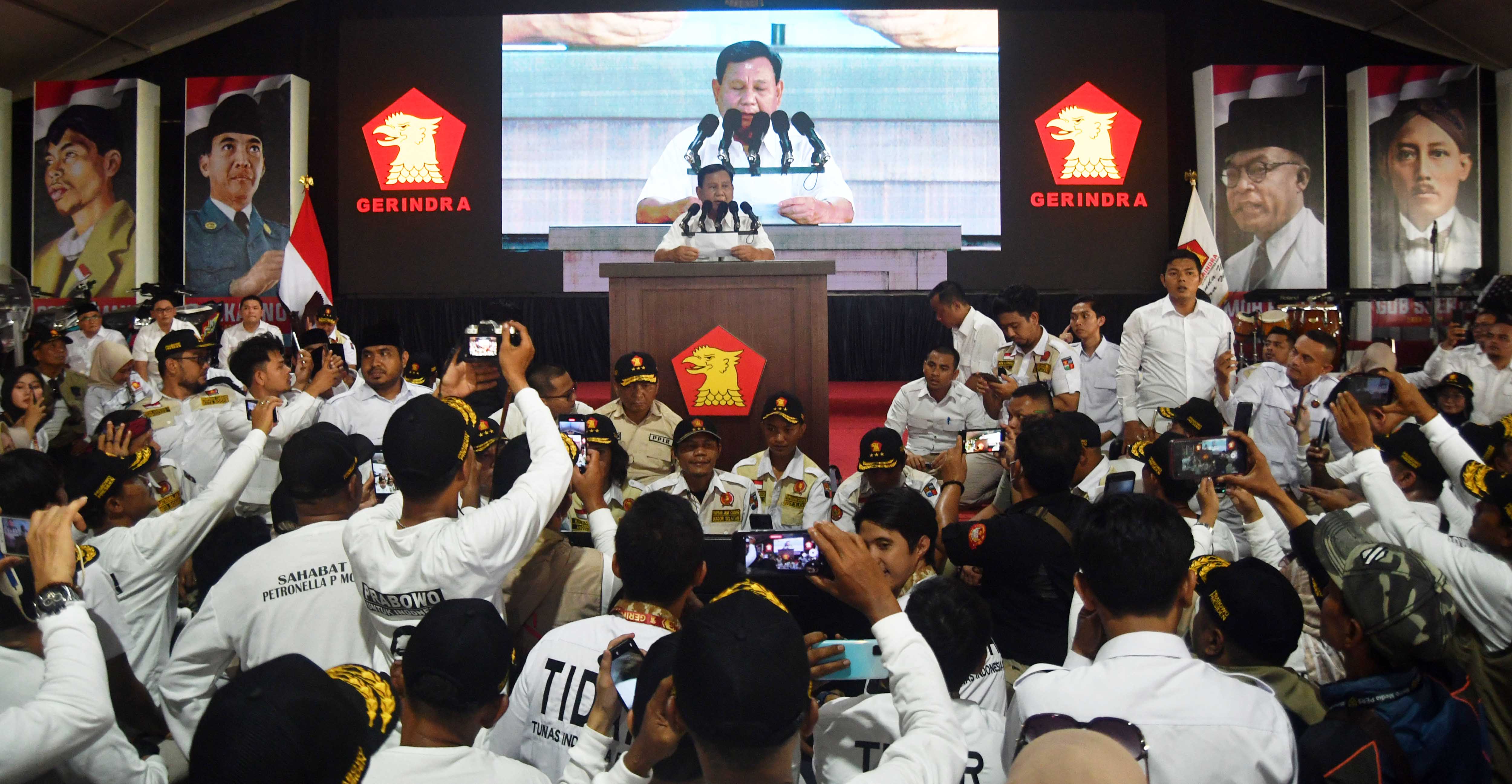 Bakal calon presiden dari Partai Gerindra Prabowo Subianto memberikan motivasi saat konsolidasi kader di Kota Bogor, Jawa Barat