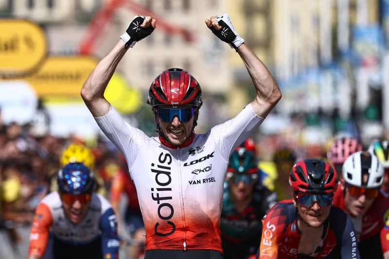 Pembalap sepeda asal Prancis Victor Lafay