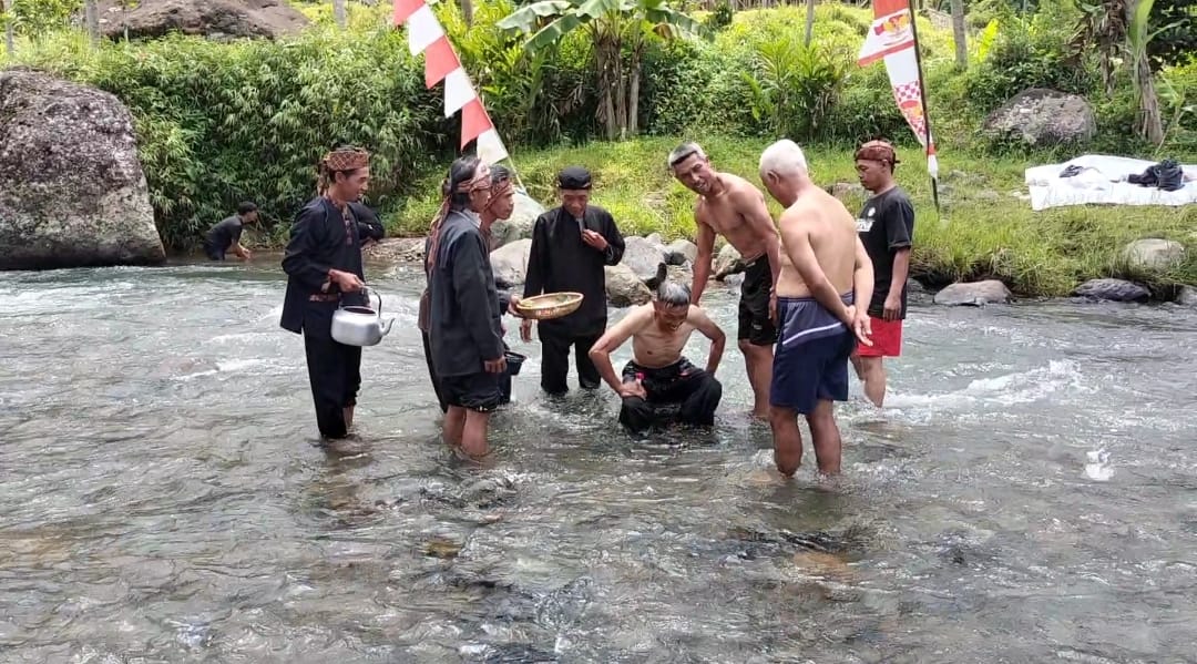 Sejumlah warga melakukan aktivitas di salah satu sungai di Cianjur, Jawa Barat. Pemkab memantau kualitas air sungai dengan piranti Onlimo