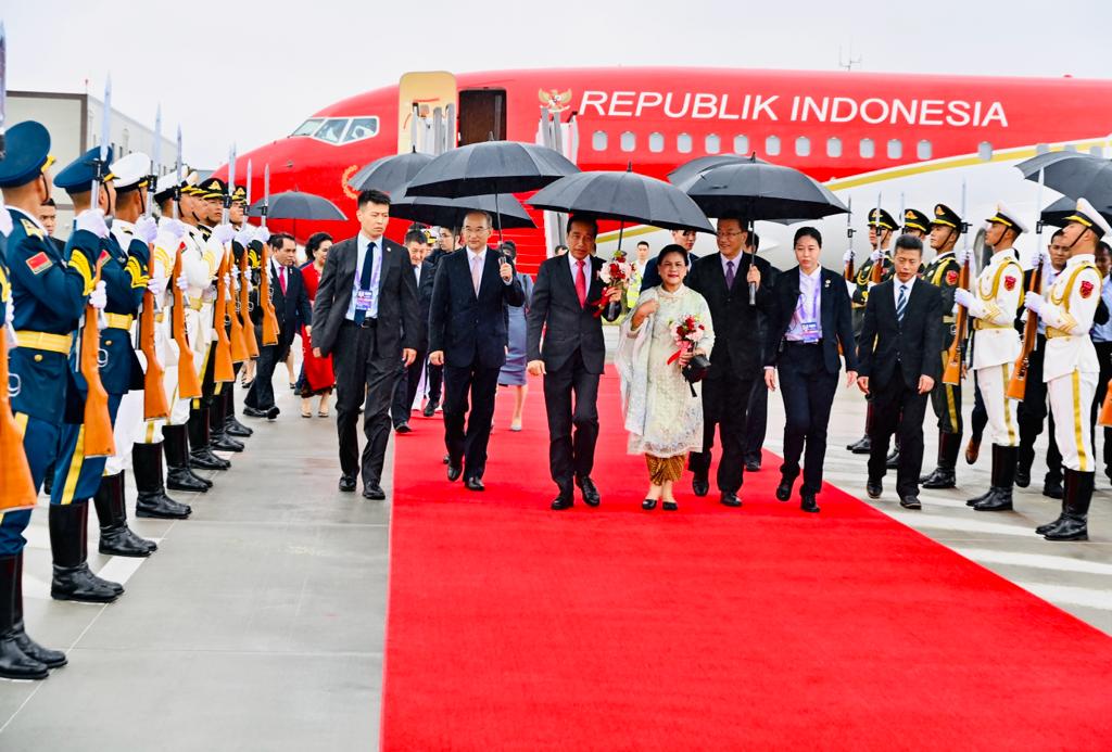 Presiden Jokowi dan Iriana Tiba di Chengdu, Tiongkok
