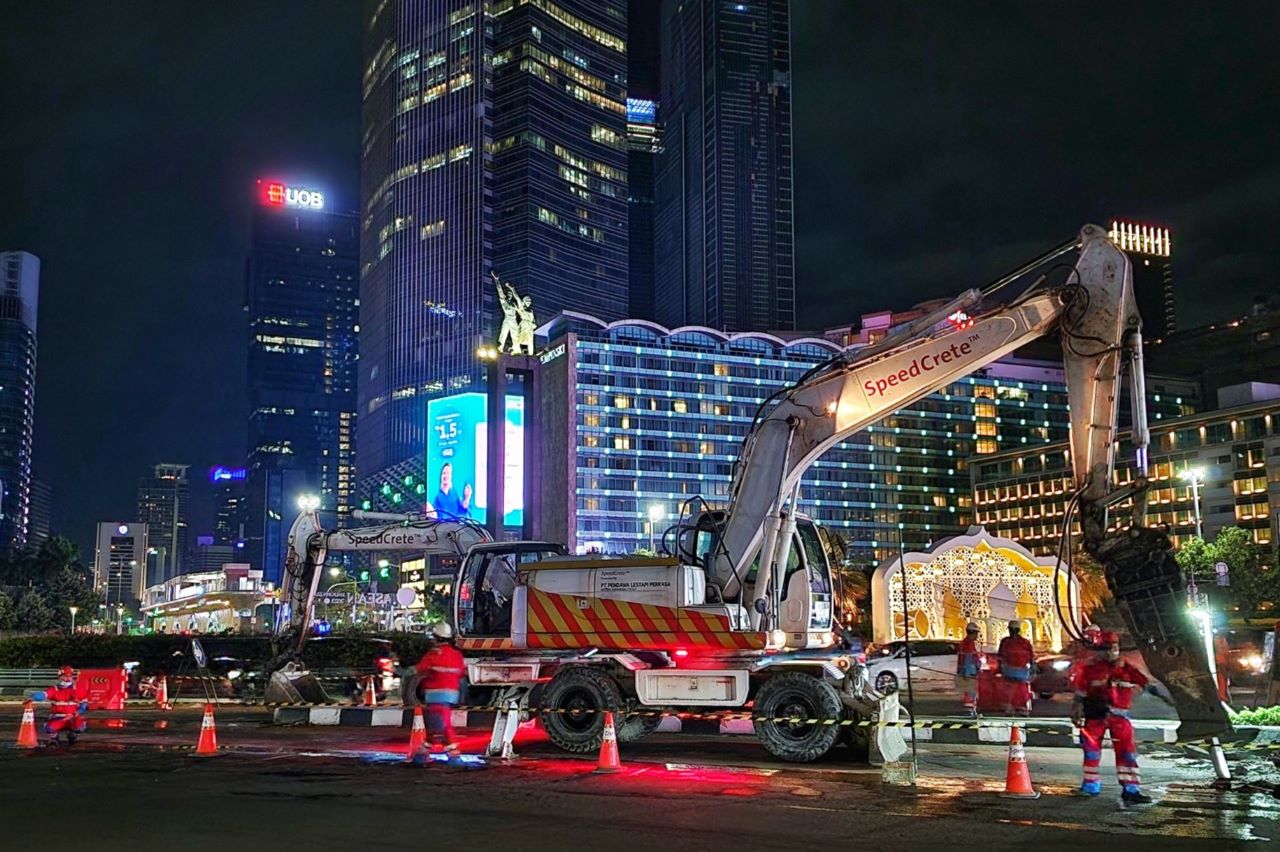 SIG kerjakan perbaikan jalur Trans Jakarta dengan beton cepat kering. 