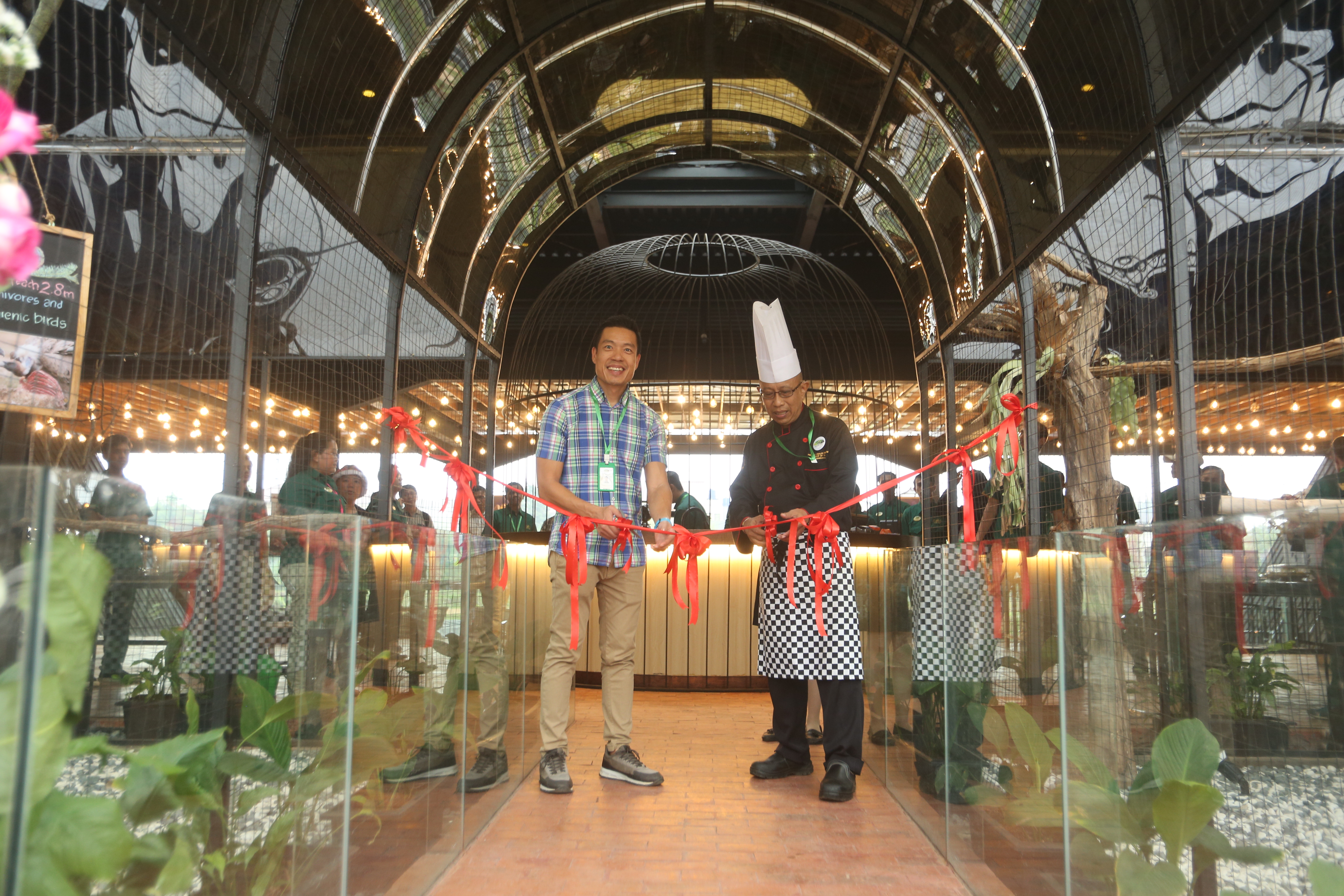 Direktur Utama Aviary Park @ Bintaro Creative District Michael Sumampau saat meresmikan Griffon Vulture Restaurant, di BCD, Tangsel.