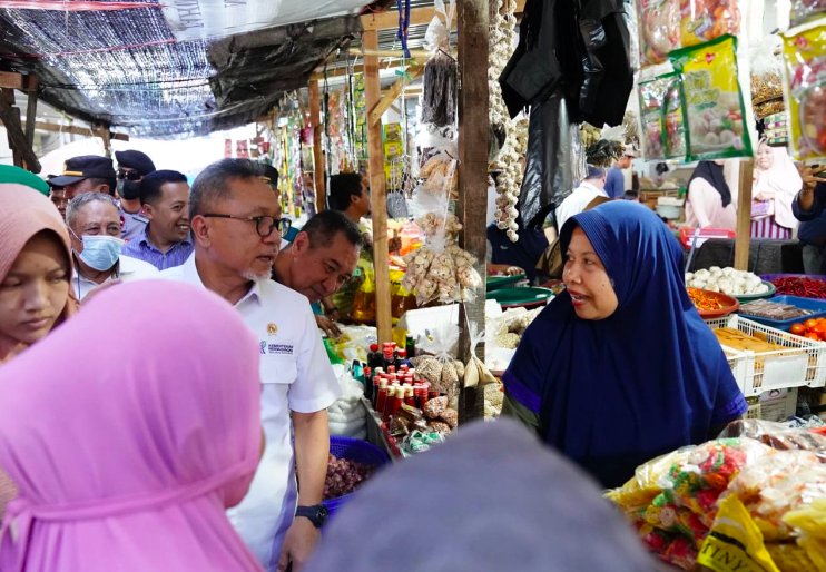 Menteri Perdagangan Zulkifli Hasan tinjau Pasar Seketeng Sumbawa, NTB.