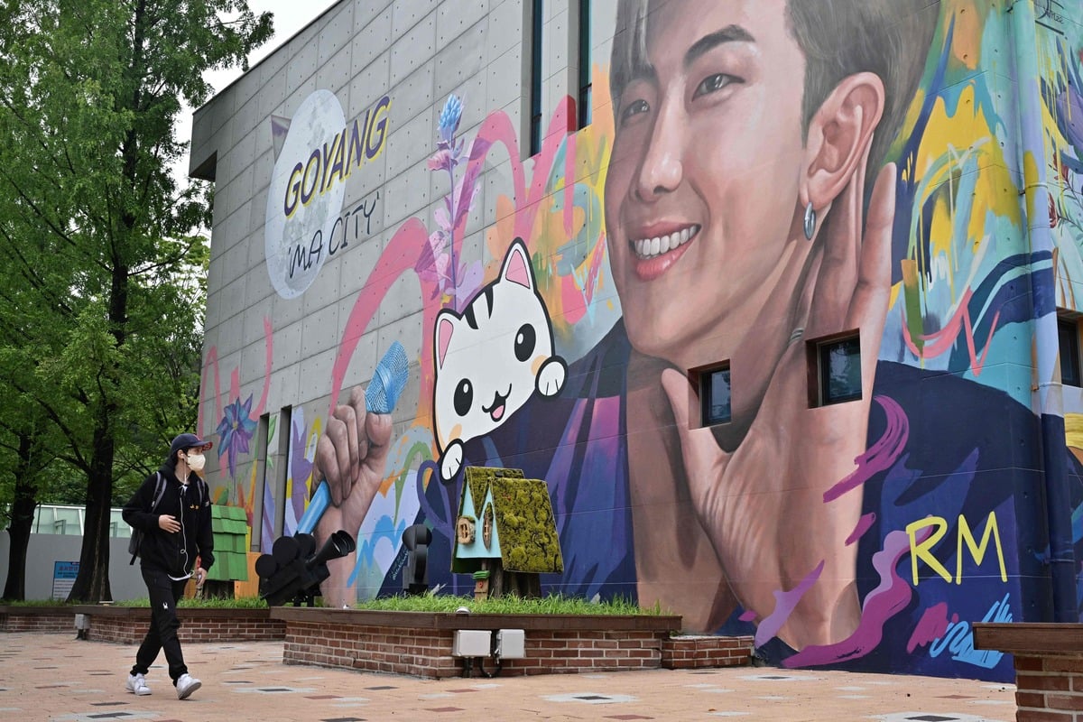 Mural bergambar RM BTS di Korea Selatan.