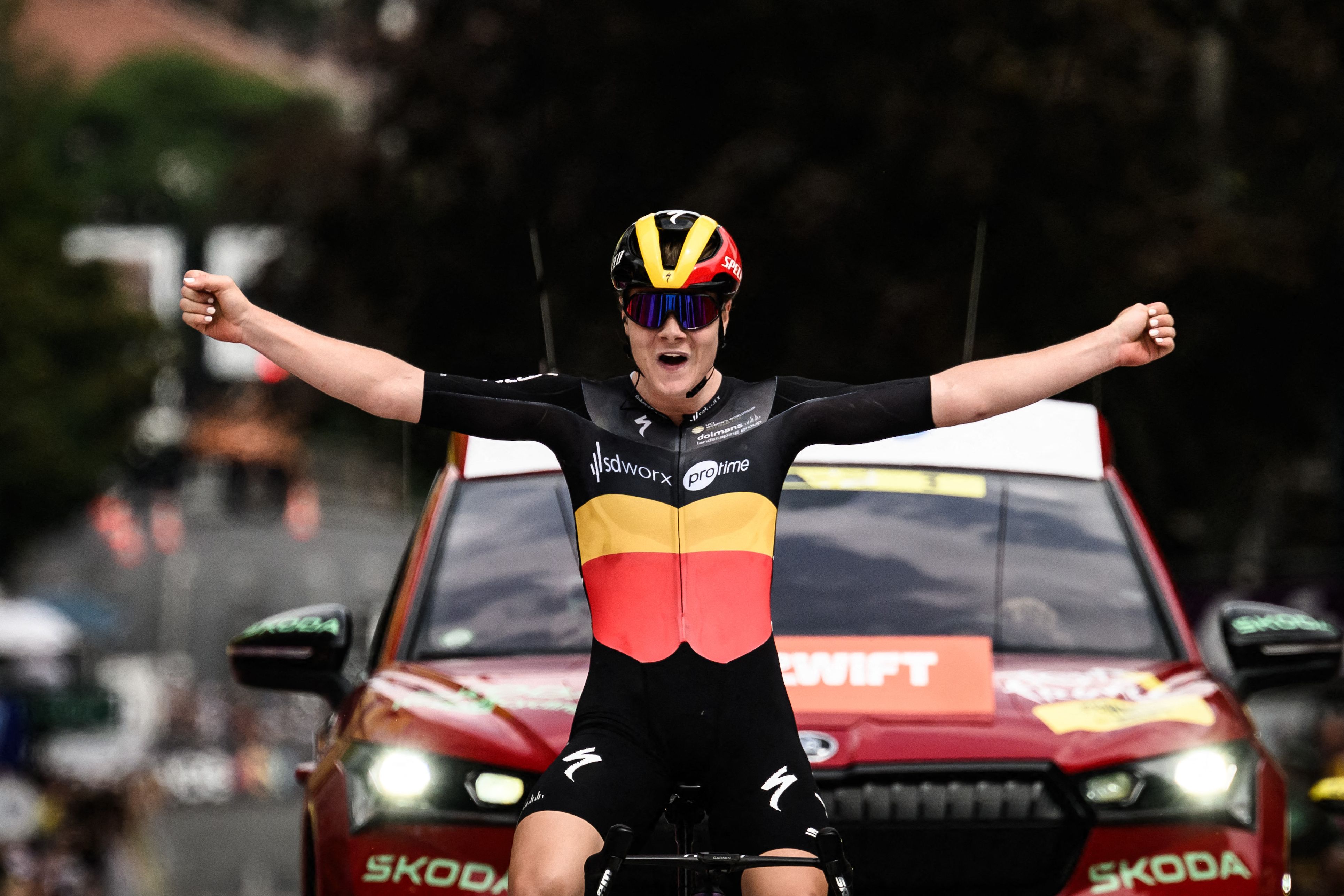 Pembalap tim SD Worx Lotte Kopecky saat memasuki finis di etape pertama Tour de France putri. 