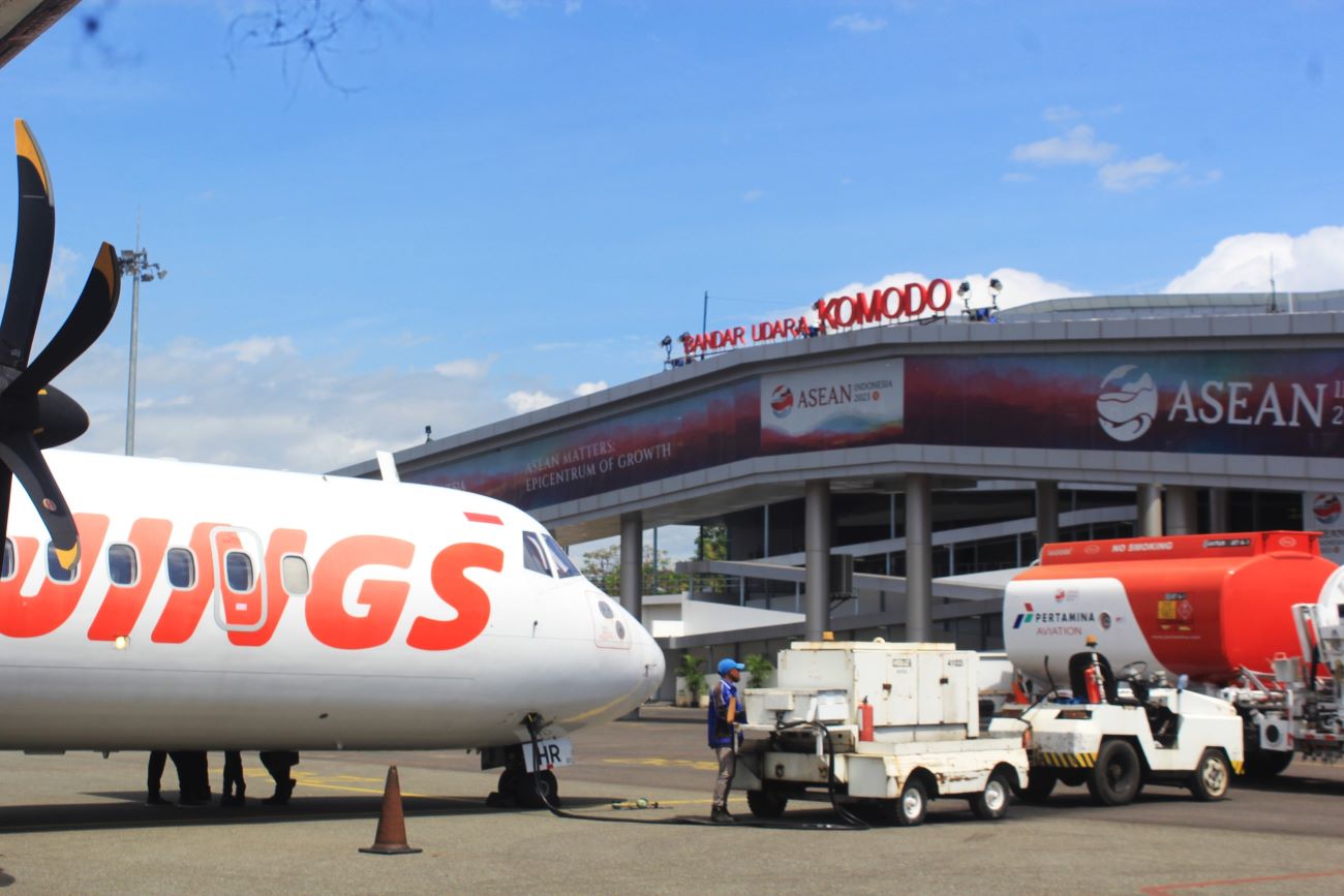 Petugas mengisi avtur ke pesawat di Bandara Komodo, Manggarai Barat, Nusa Tenggara Timur.