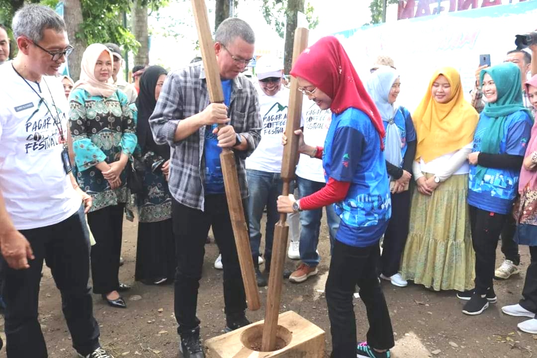 Tumbuk kopi sebagai tanda dimulaainya Coffee Festival di Kota Pagaralam