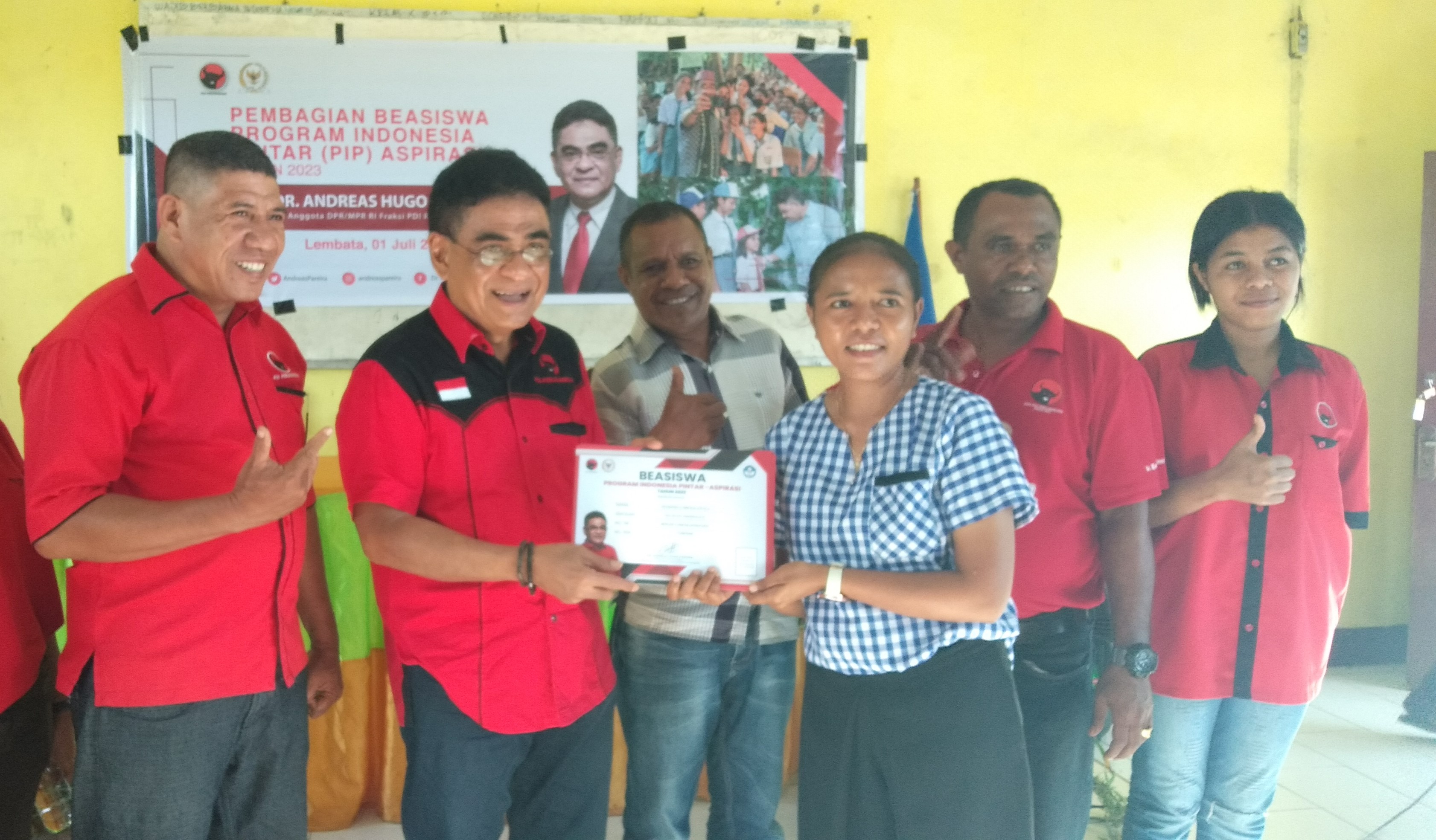 Penyaluran beasiswa PIP apresiasi dai Andreas Hugo Parera di Lembata, NTT