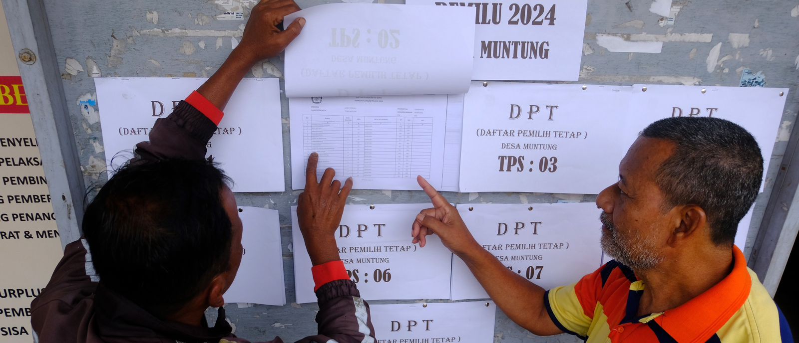 Warga Temanggung mengecek Daftar Pemilih Tetap untuk Pemilu 2024