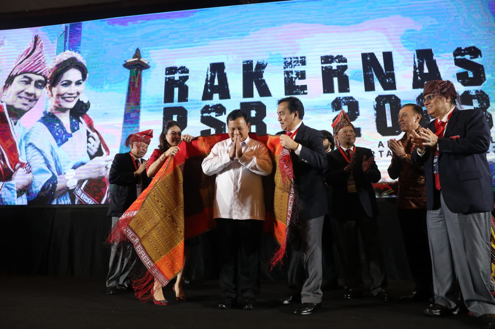 Ketua Umum Punguan Simbolon Dohot Boruna Indonesia (PSBI) Effendi Simbolon memakai ulos ke Menhan Prabowo Subianto